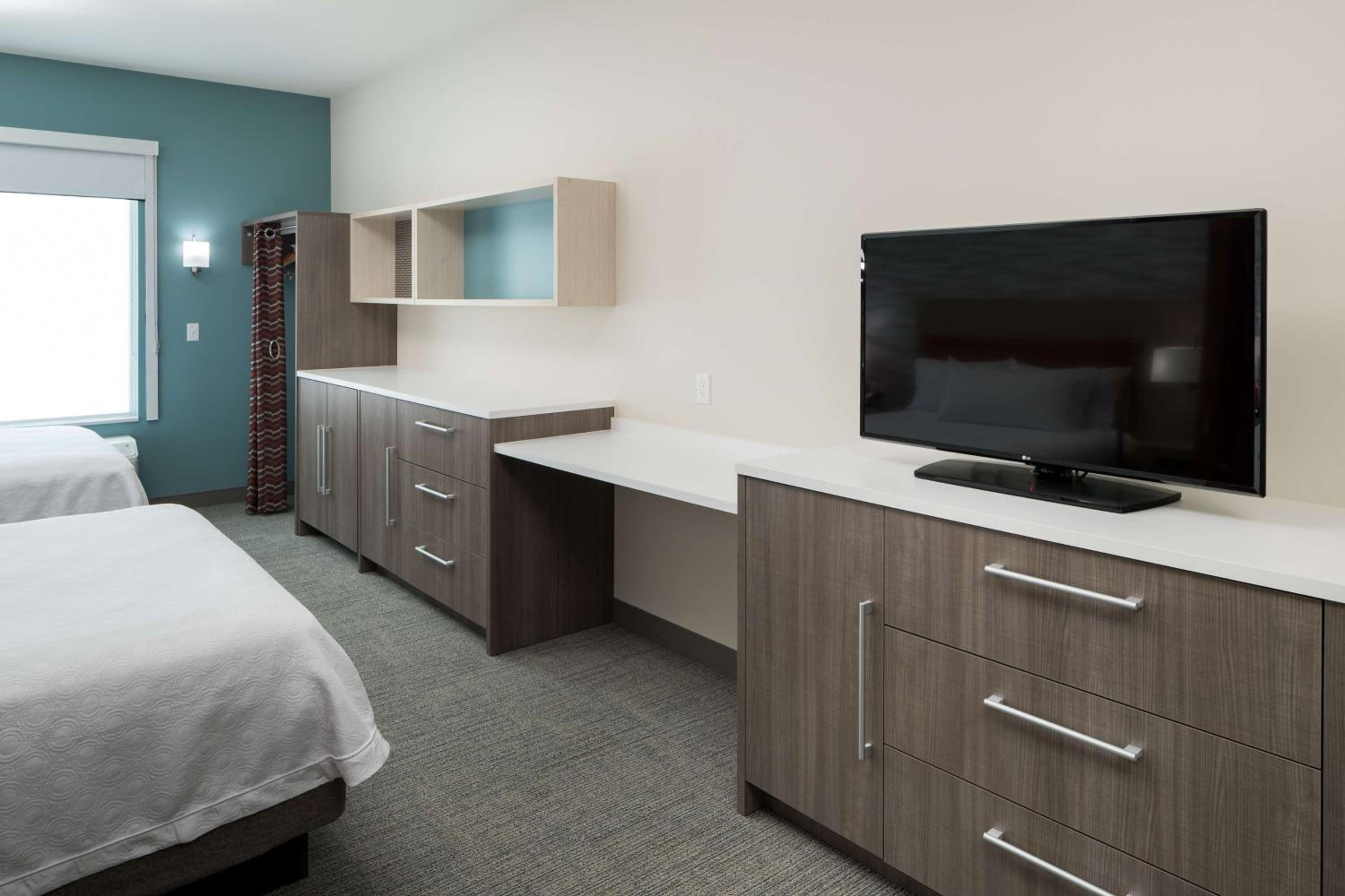 Queen Studio with Two Queen Beds - Non-Smoking - Photo 2