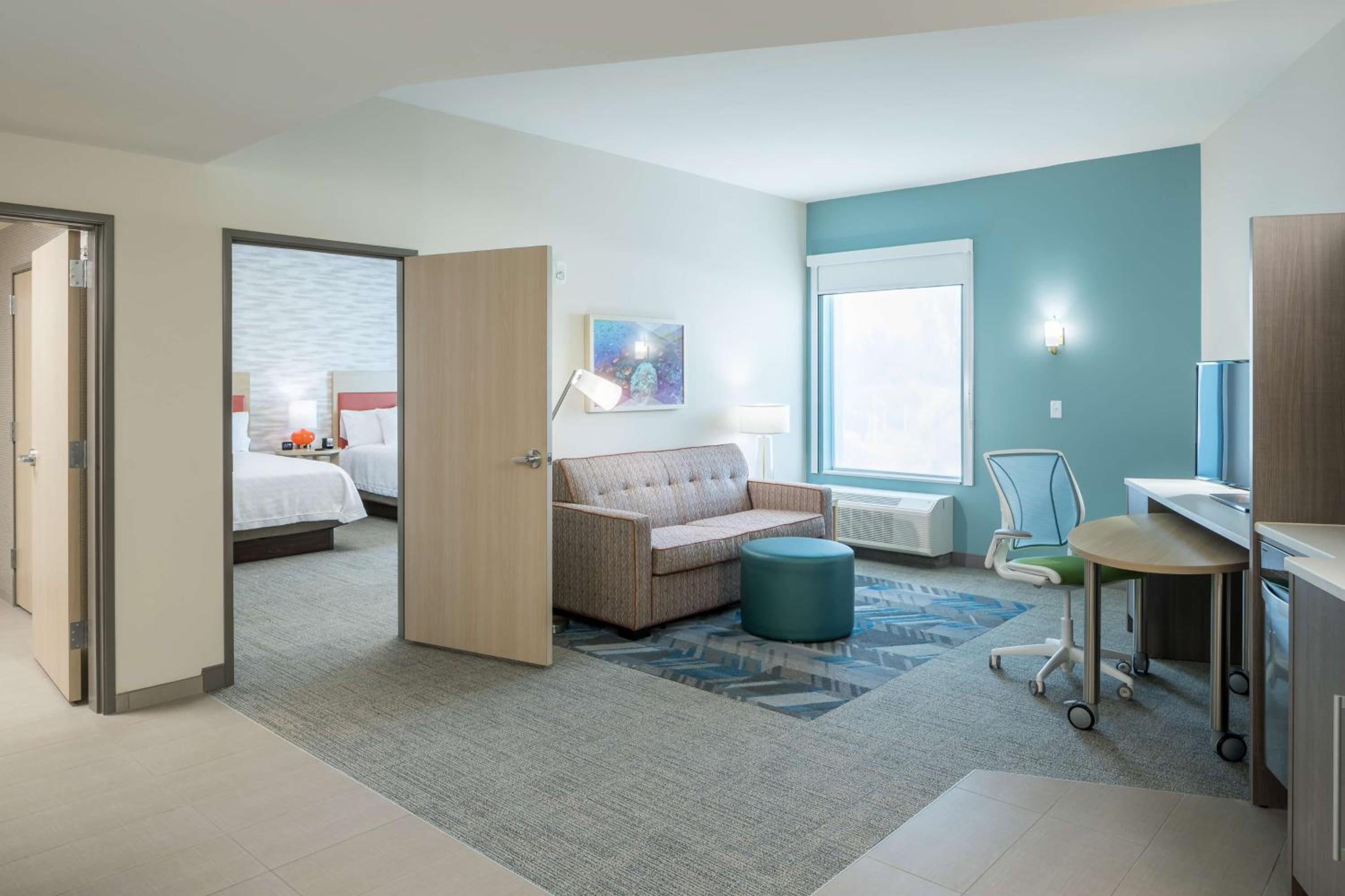 One-Bedroom Queen Suite with Two Queen Beds - Non-Smoking - Photo 4