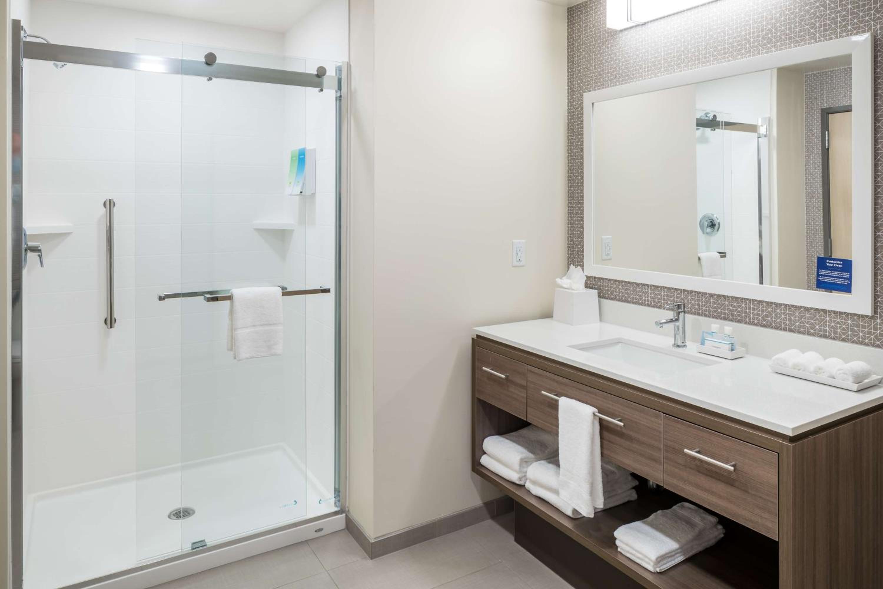 One-Bedroom King Suite - Non-Smoking - Photo 3