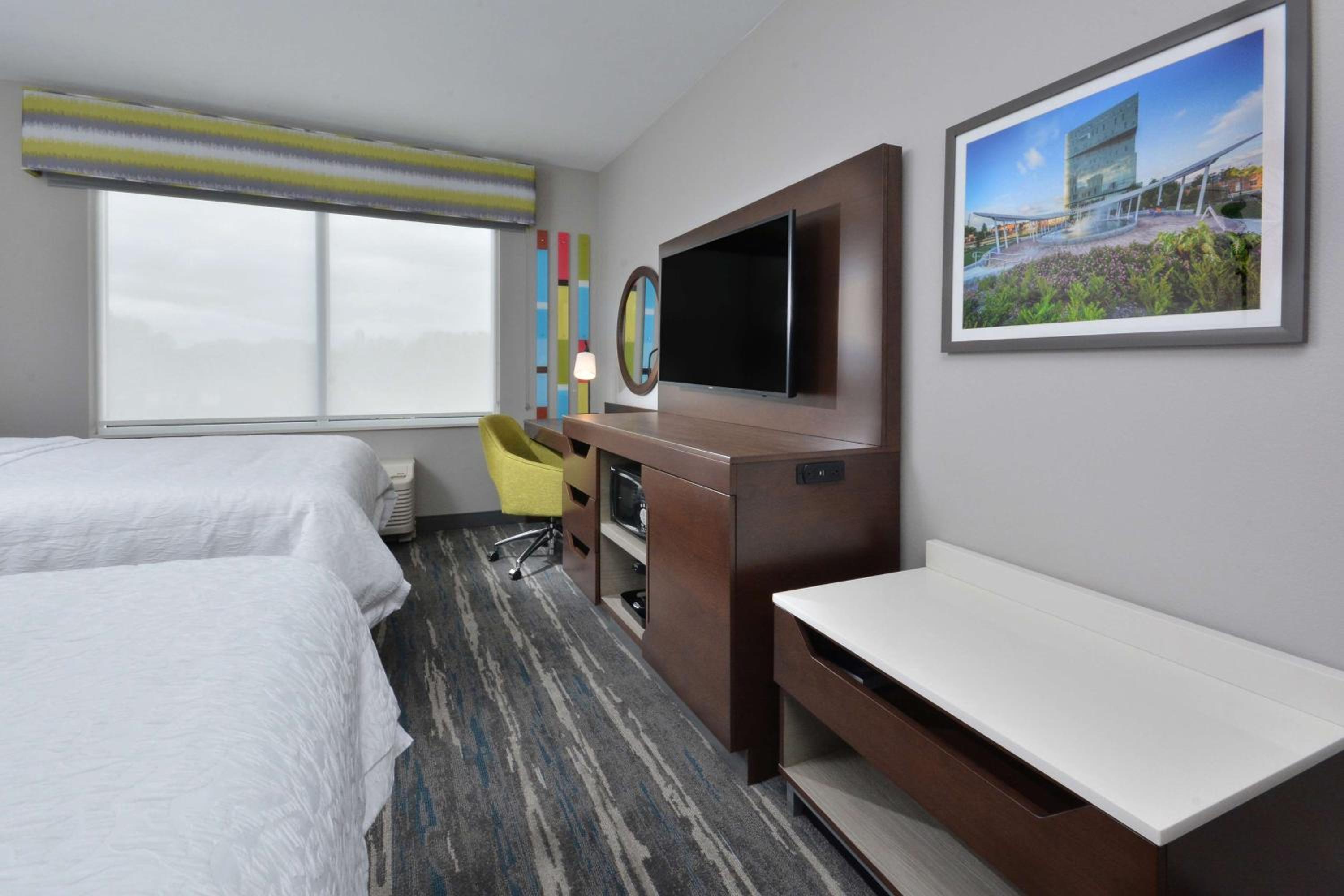 Queen Room with Two Queen Beds - Photo 7
