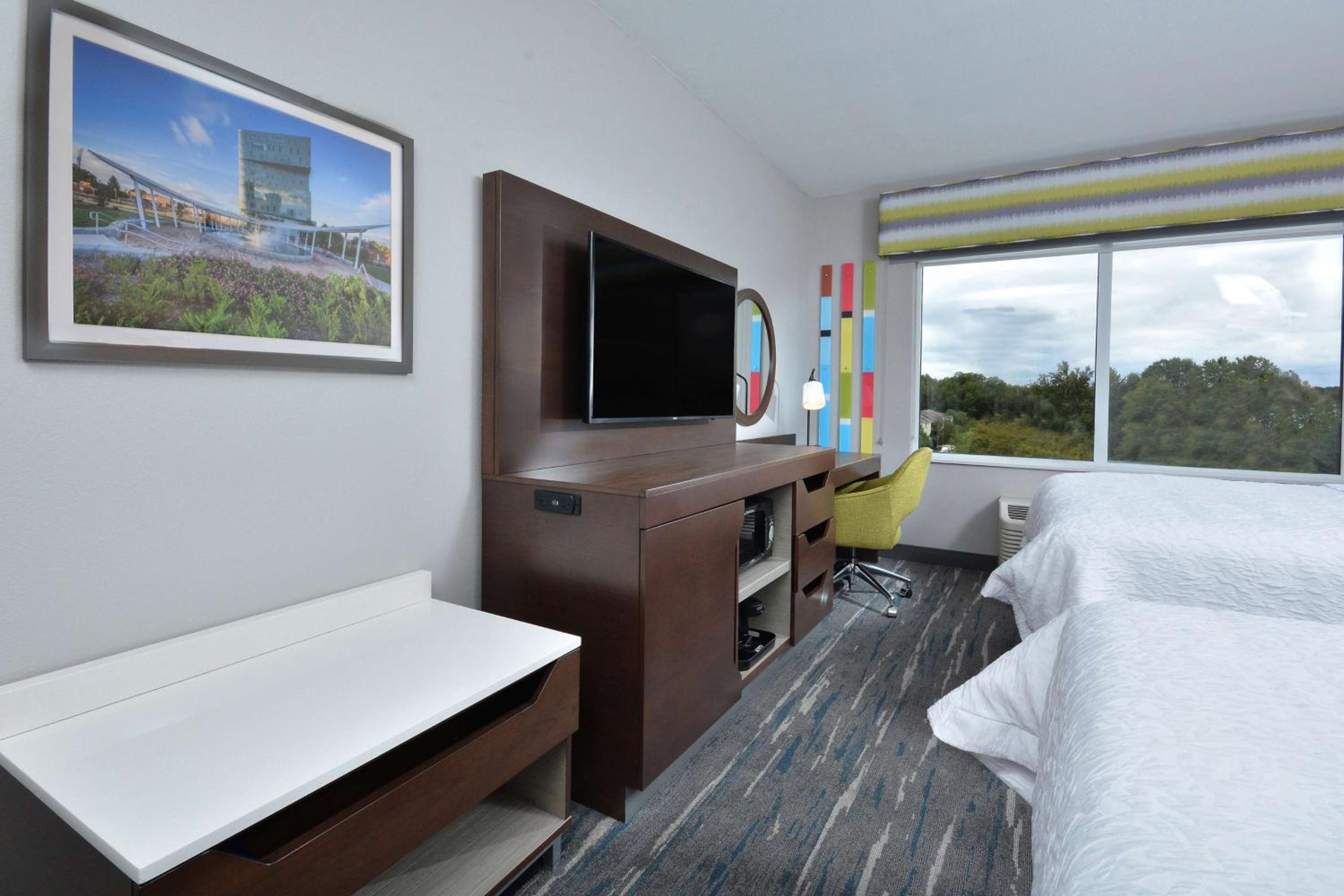 Queen Room with Two Queen Beds - Photo 2