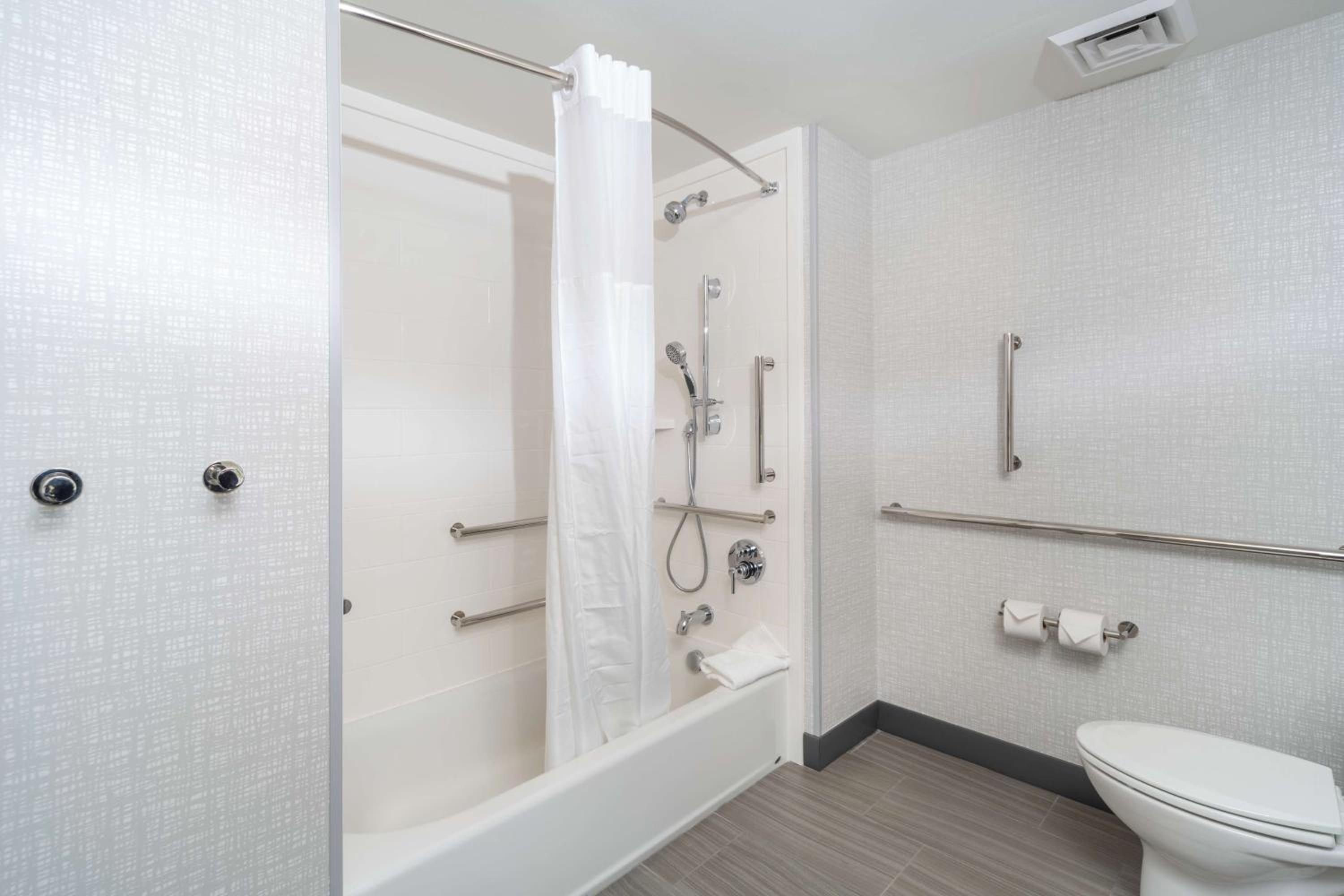 Queen Room with Bath Tub - Mobility Access/Non-Smoking - Photo 2