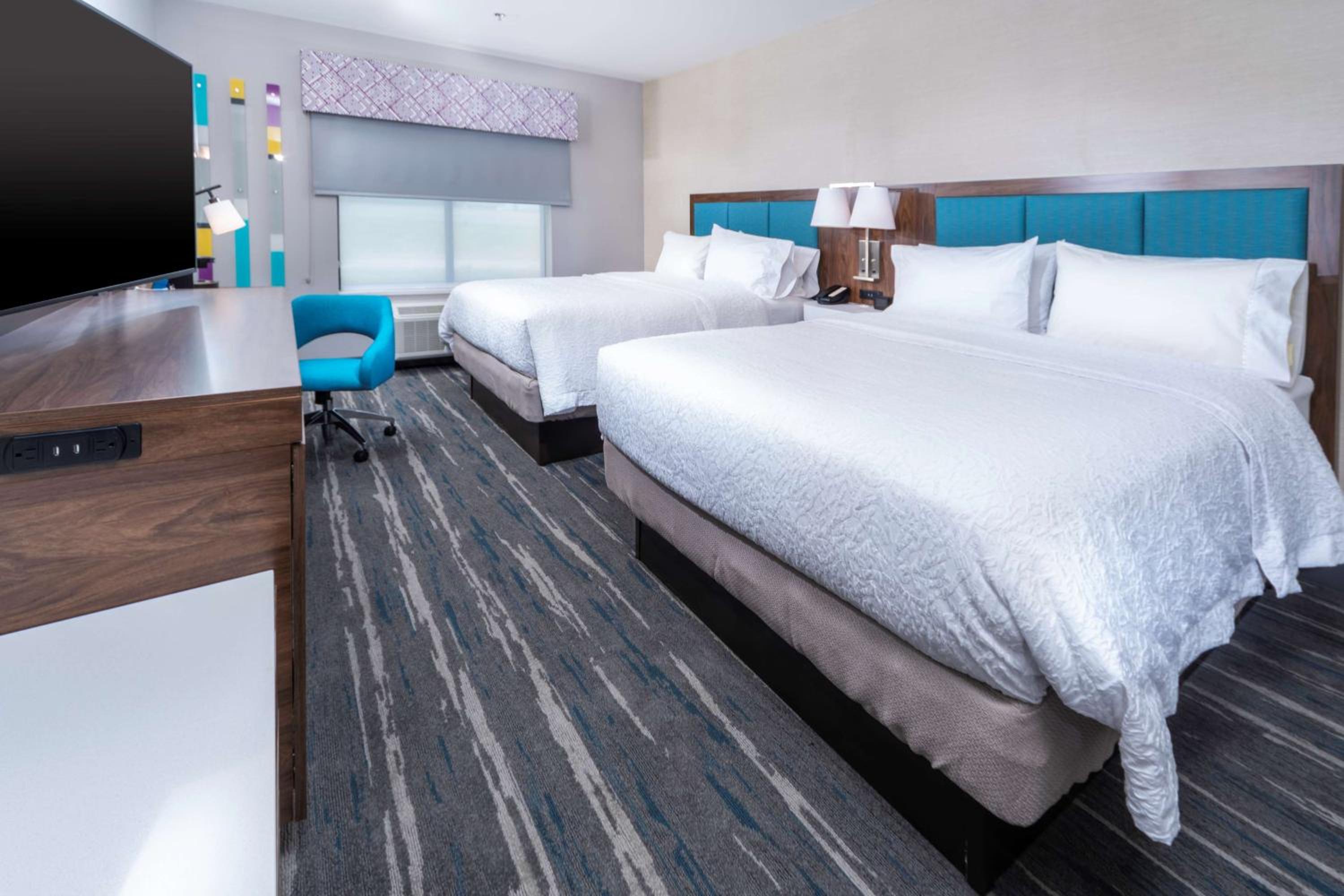 Queen Room with Two Queen Beds - Photo 3