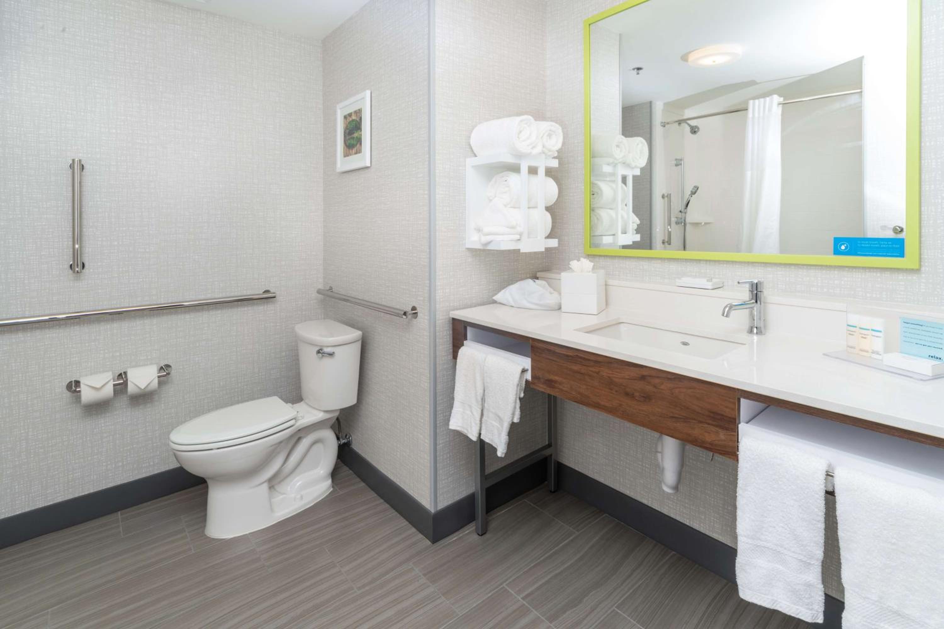 Queen Room with Bath Tub - Mobility Access/Non-Smoking - Photo 3