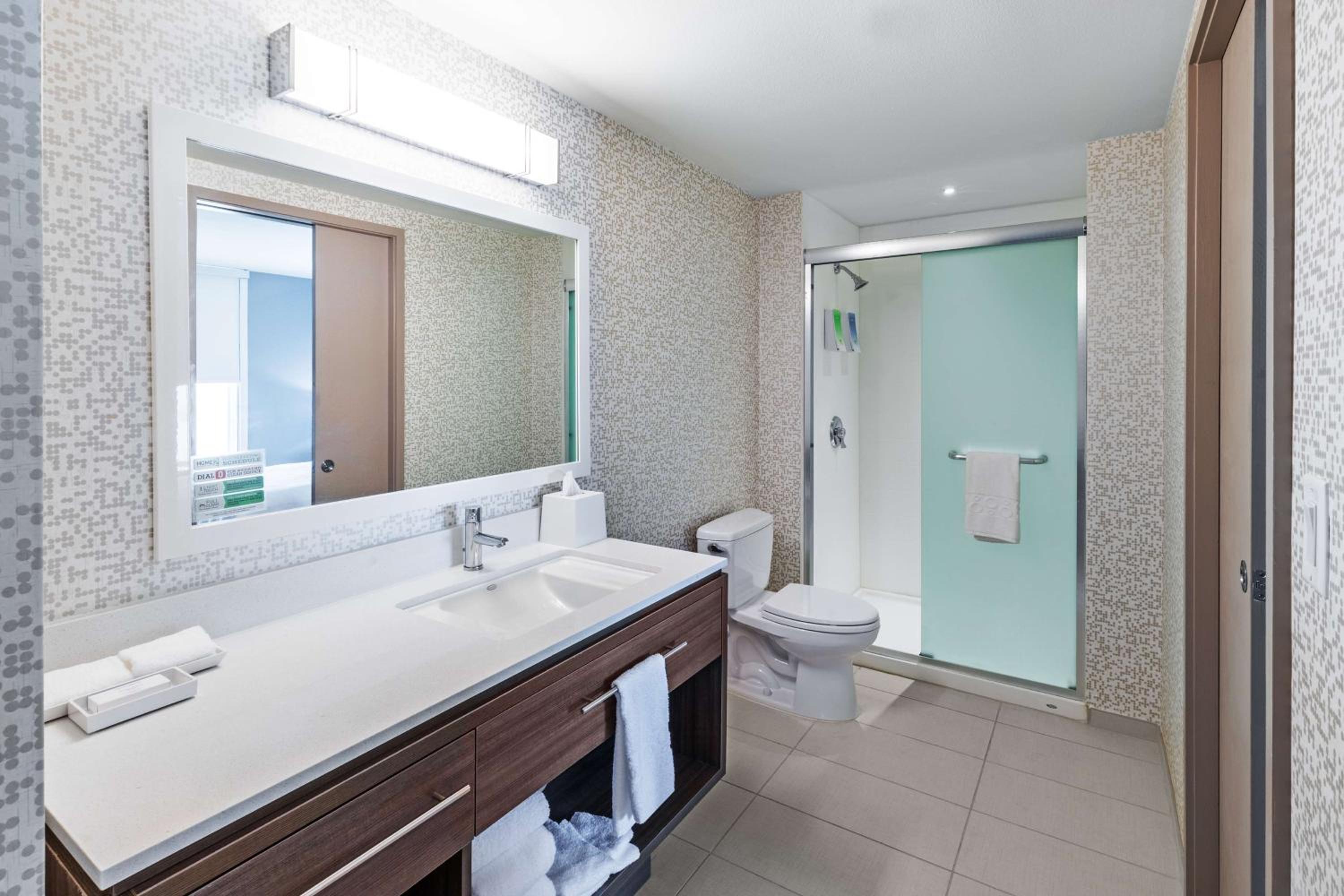 One-Bedroom Queen Suite - Non-Smoking - Photo 4