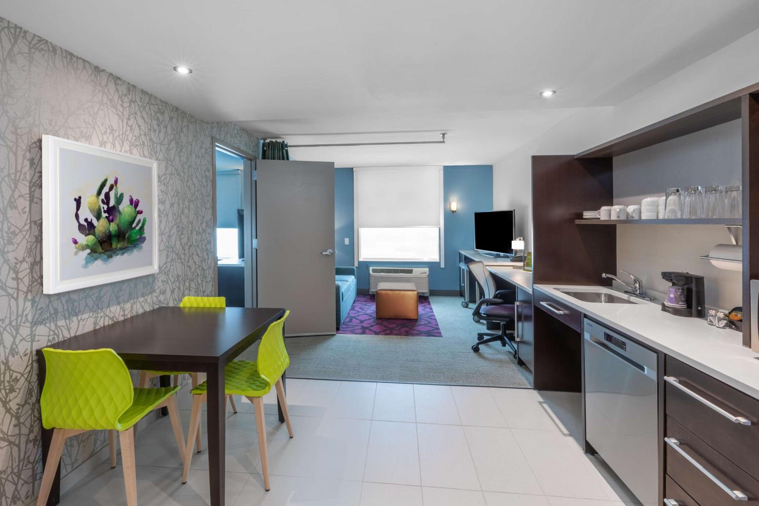 Queen Suite with Roll-In Shower - Mobility and Hearing Access/Non-Smoking - Photo 4