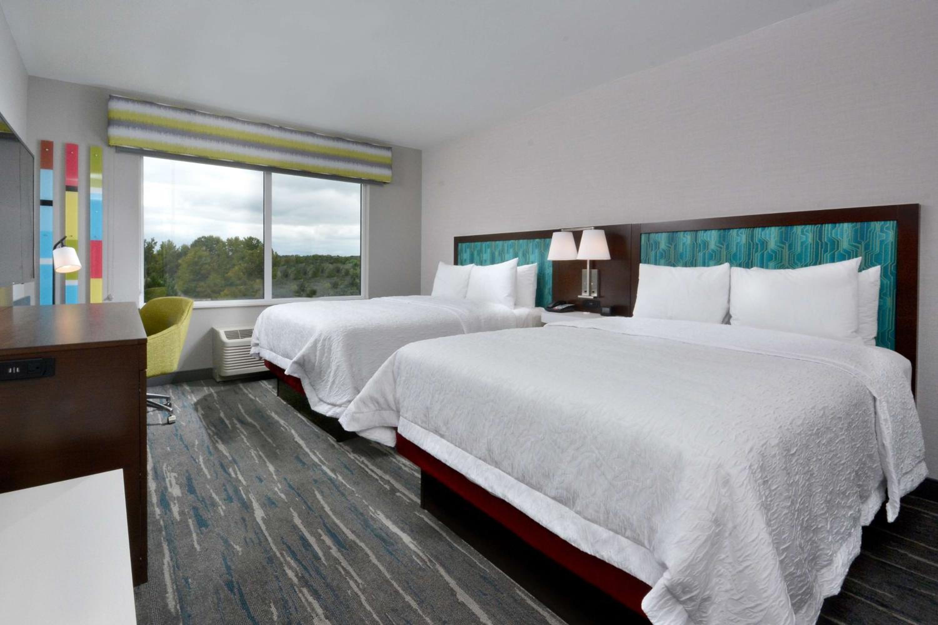 Queen Room with Two Queen Beds - Photo 5