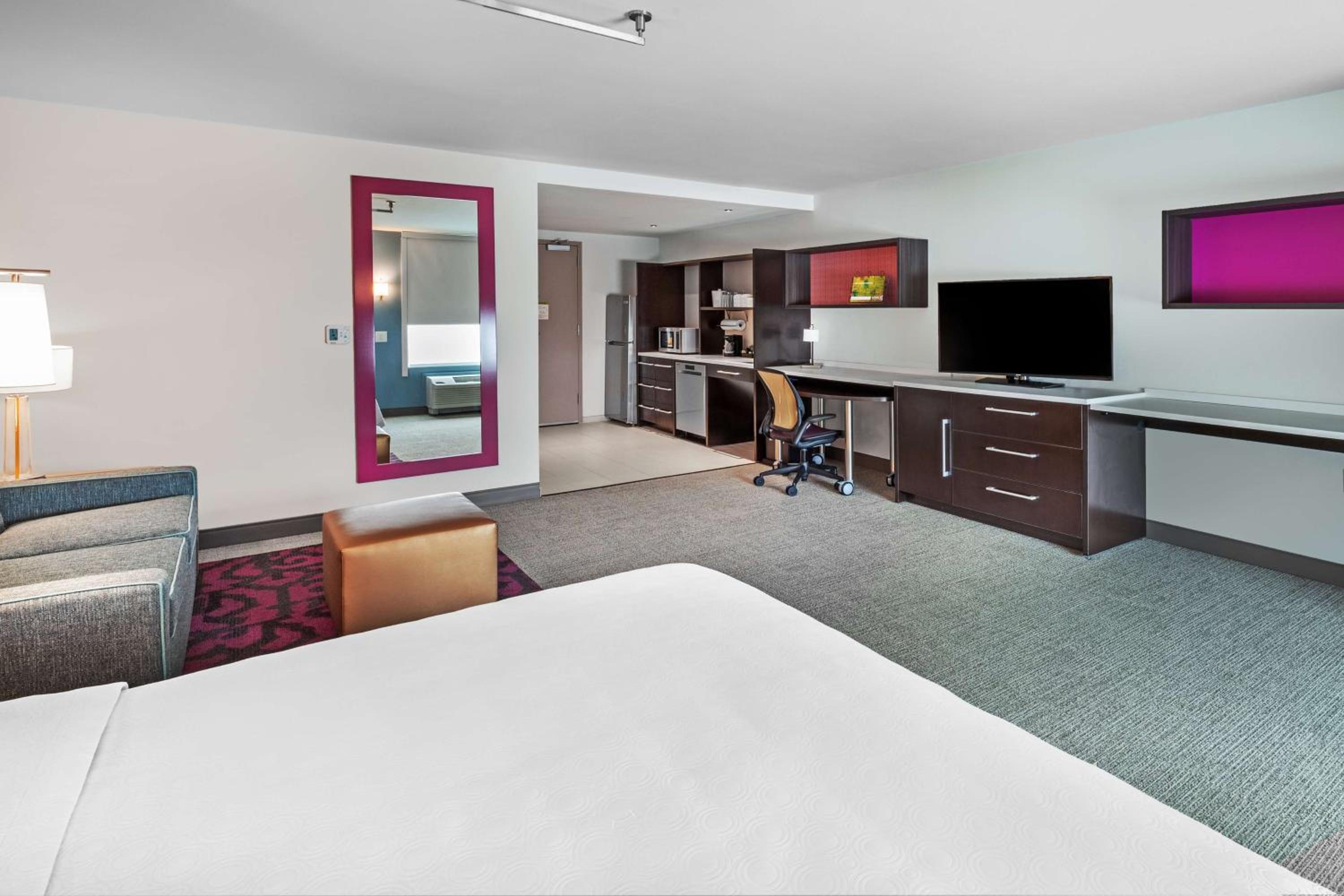 Queen Studio with Roll-In Shower - Mobility and Hearing Access/Non-Smoking - Photo 1