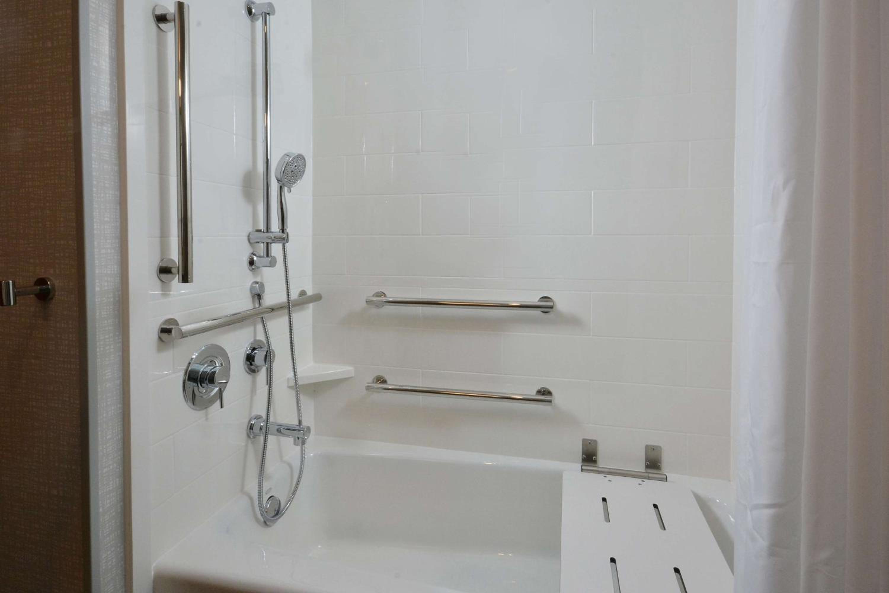 Queen Room with Bath Tub - Mobility Access/Non-Smoking - Photo 2
