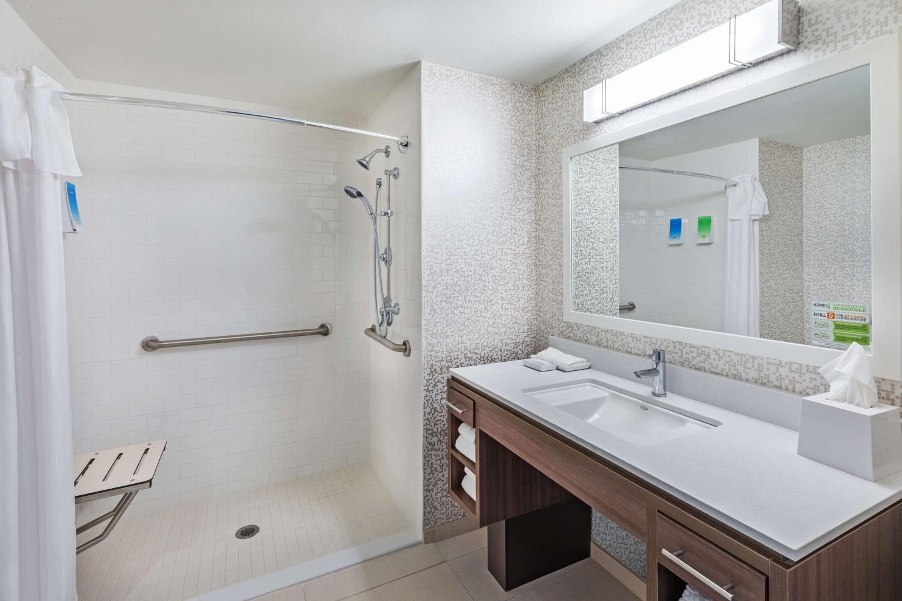 Queen Studio with Roll-In Shower - Mobility and Hearing Access/Non-Smoking - Photo 2