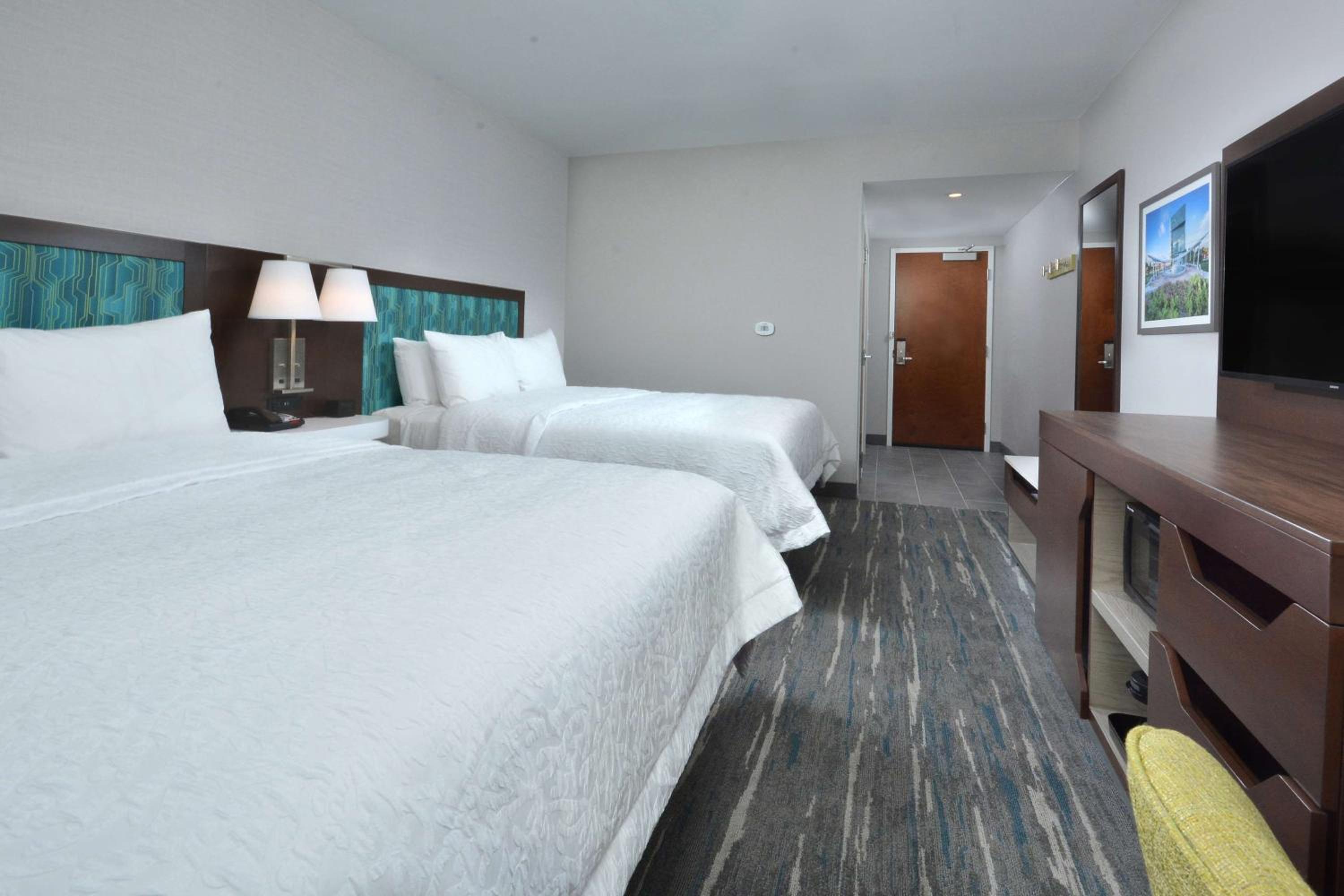 Queen Room with Two Queen Beds - Photo 4