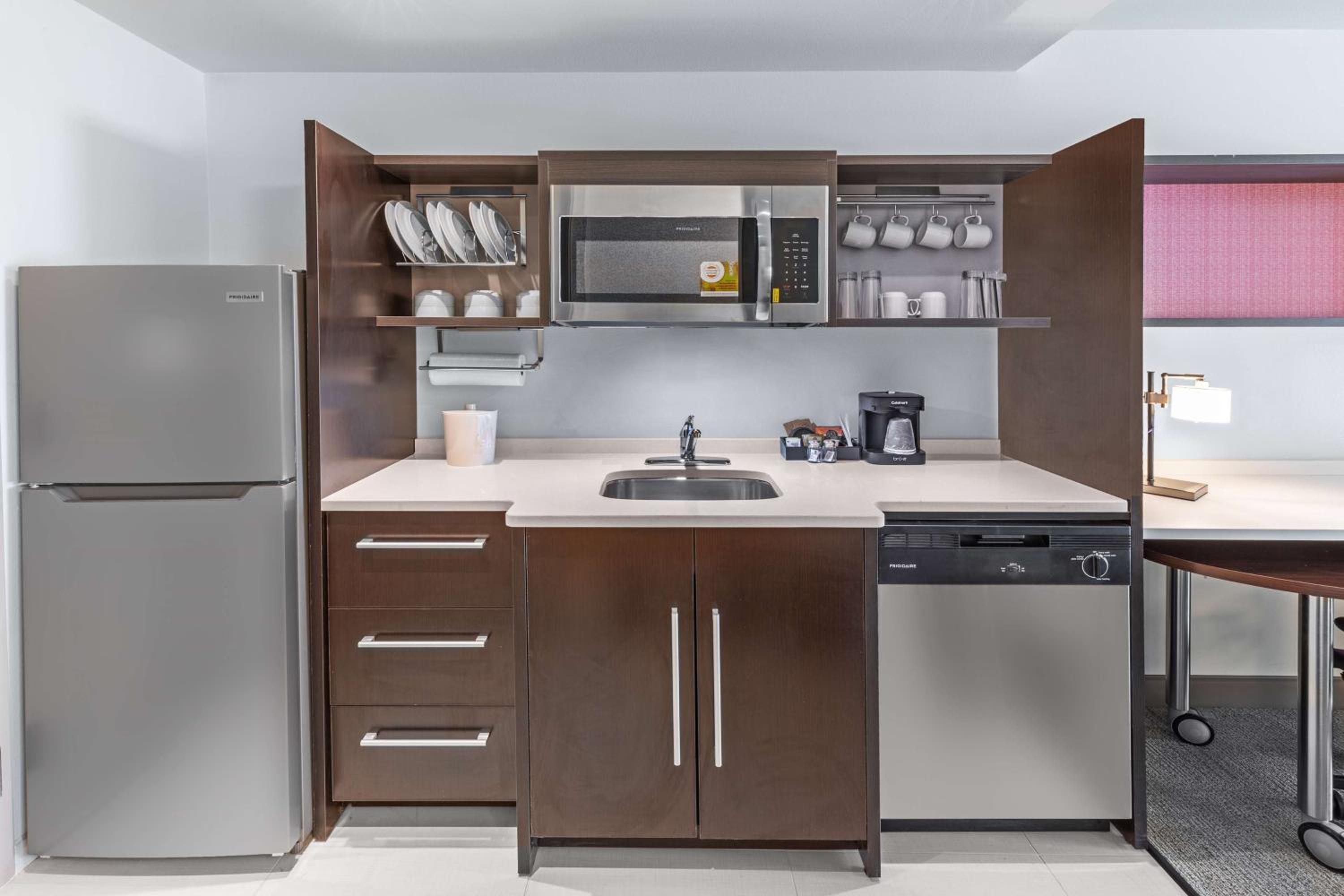 Queen Studio with Two Queen Beds - Non-Smoking - Photo 3