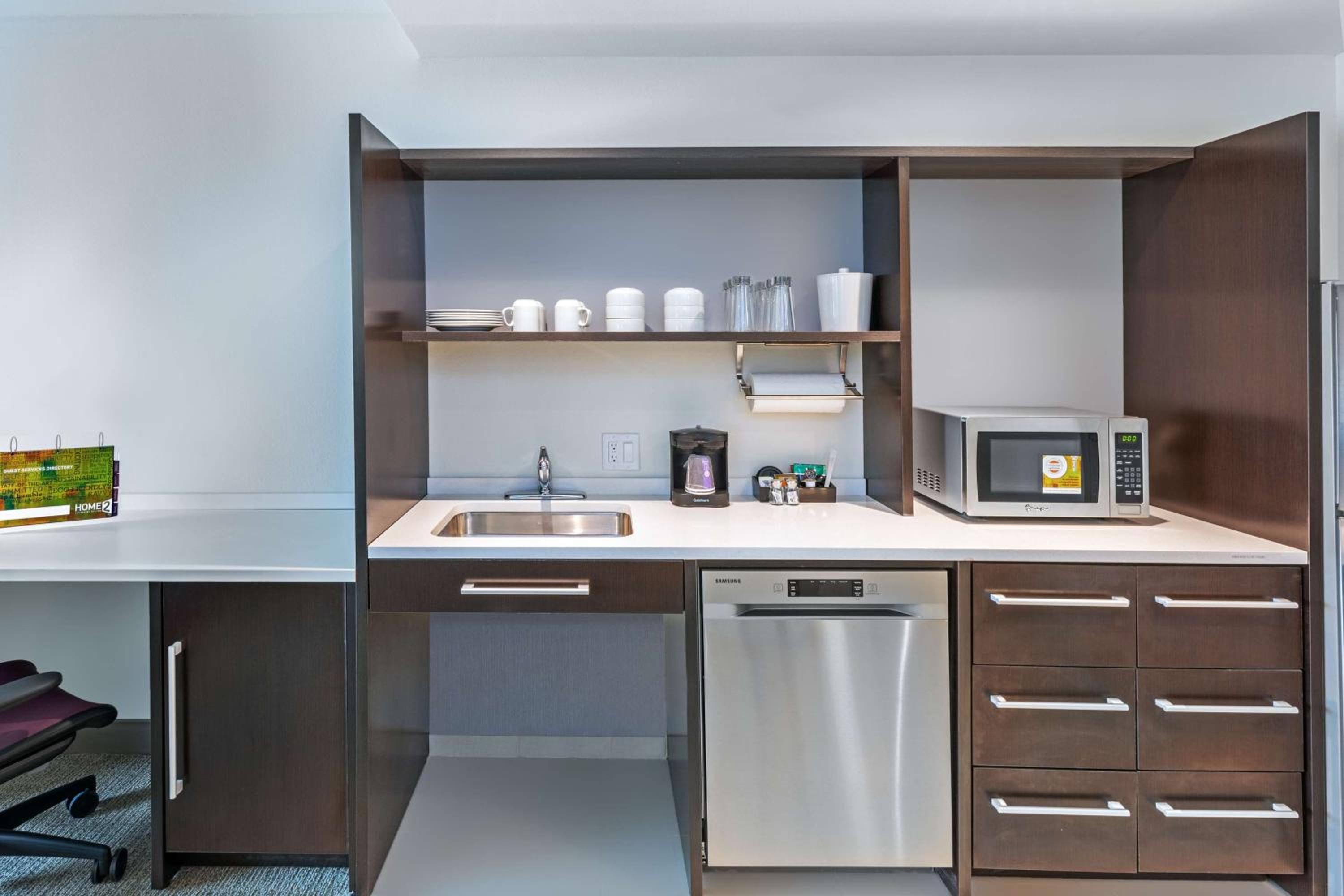 Queen Studio with Roll-In Shower - Mobility and Hearing Access/Non-Smoking - Photo 4