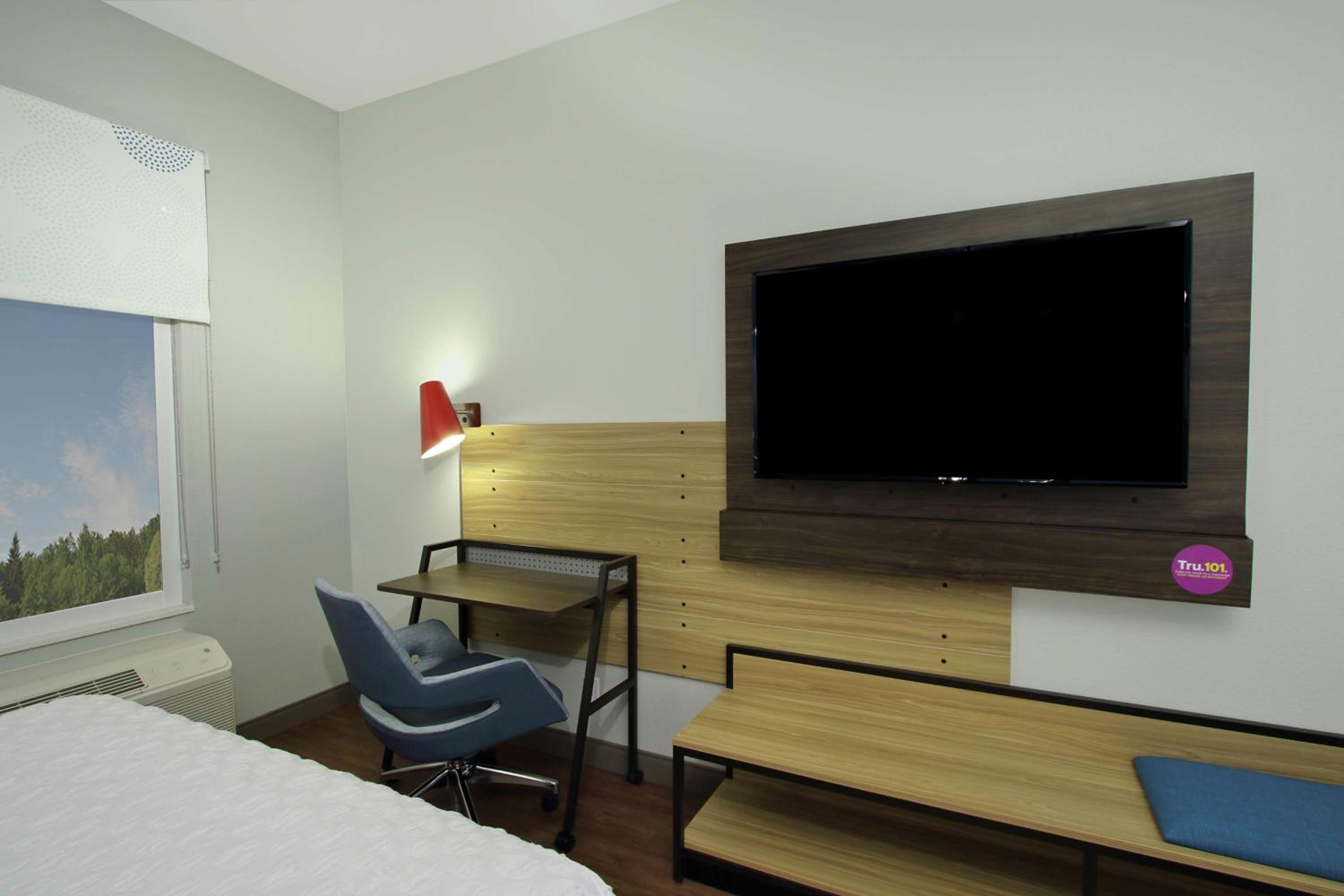Queen Room with Two Queen Beds - Photo 3