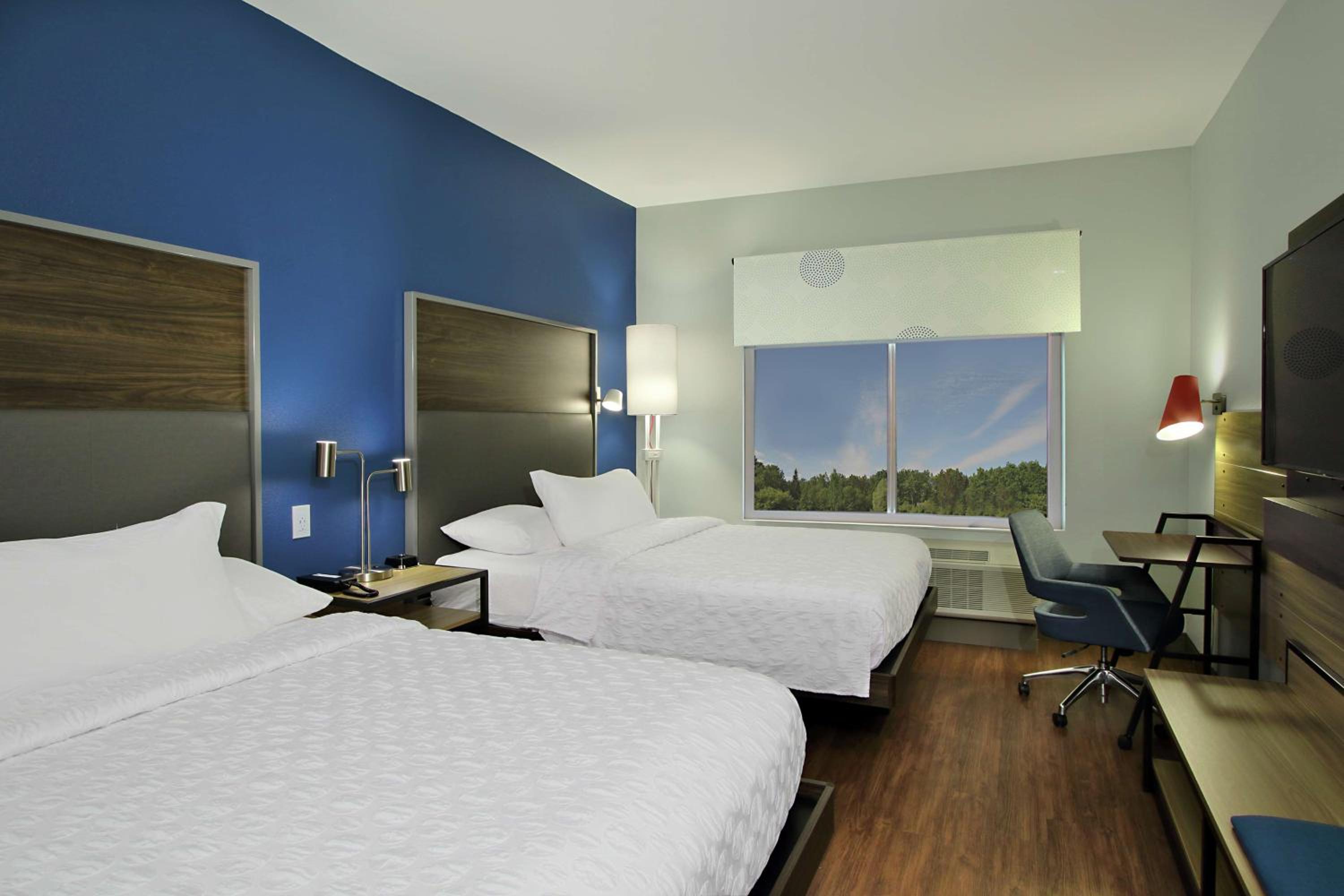 Queen Room with Two Queen Beds - Photo 4