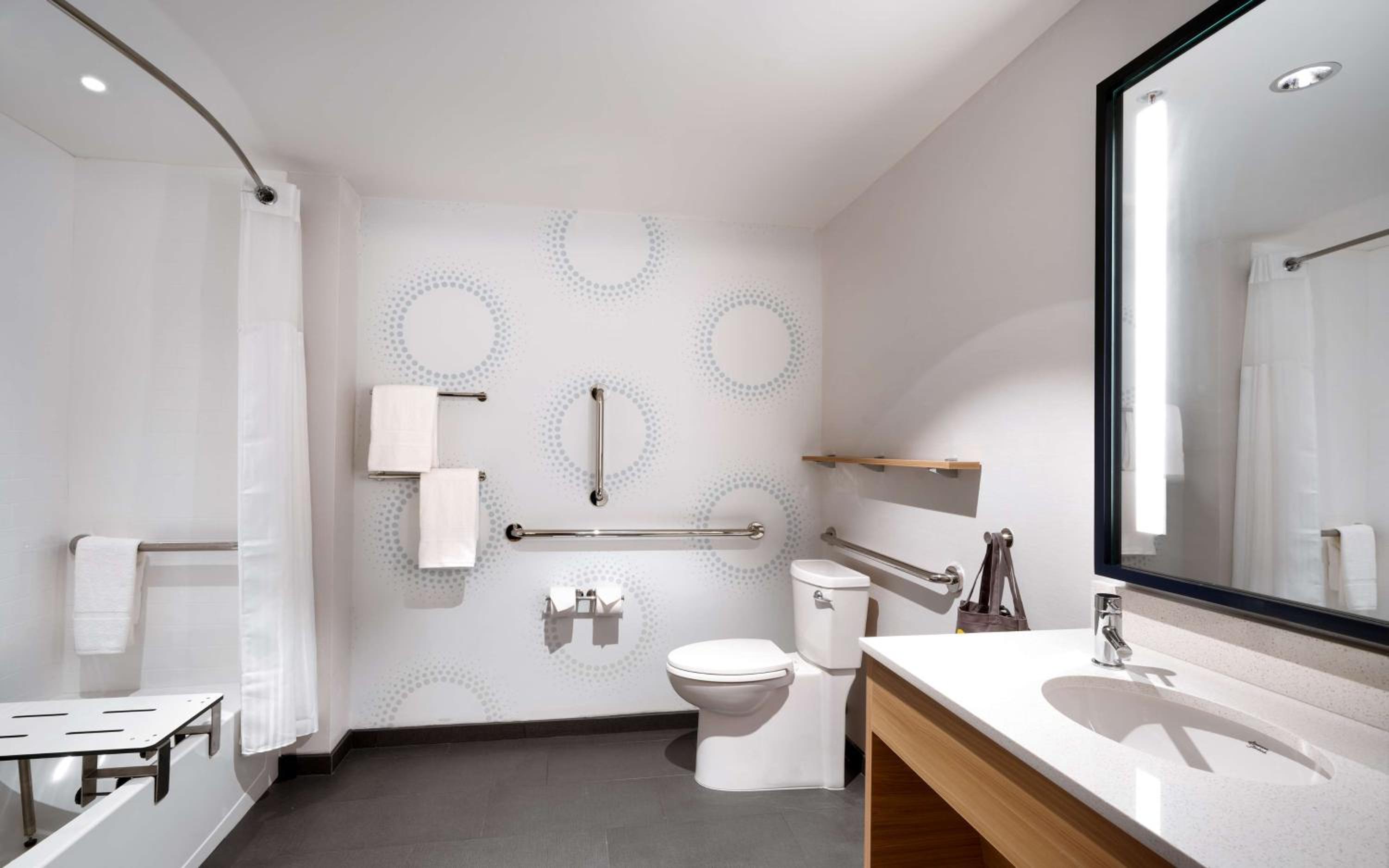 King Room with Bath Tub - Mobility Access - Photo 4