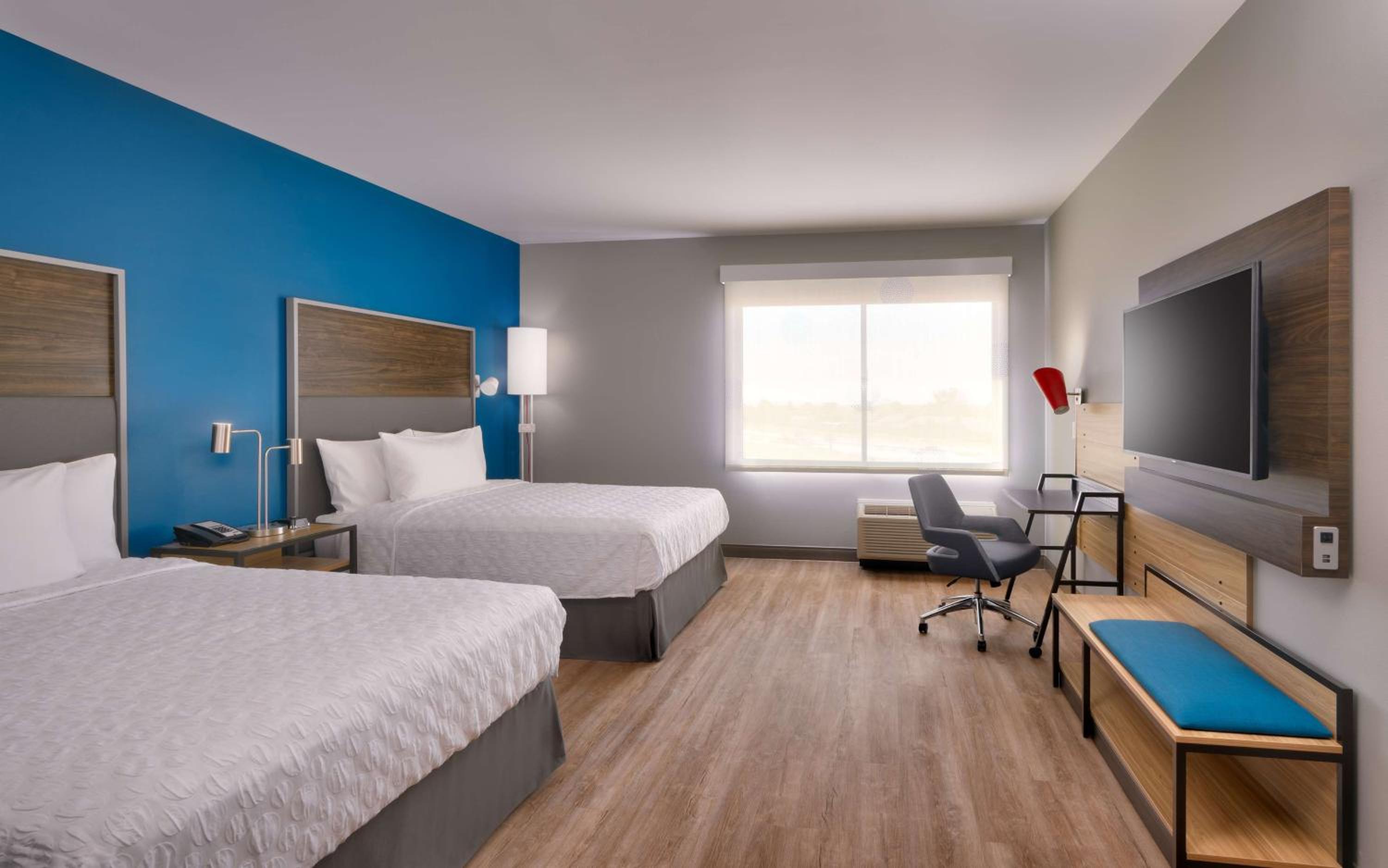 Queen Room with Two Queen Beds - Photo 2