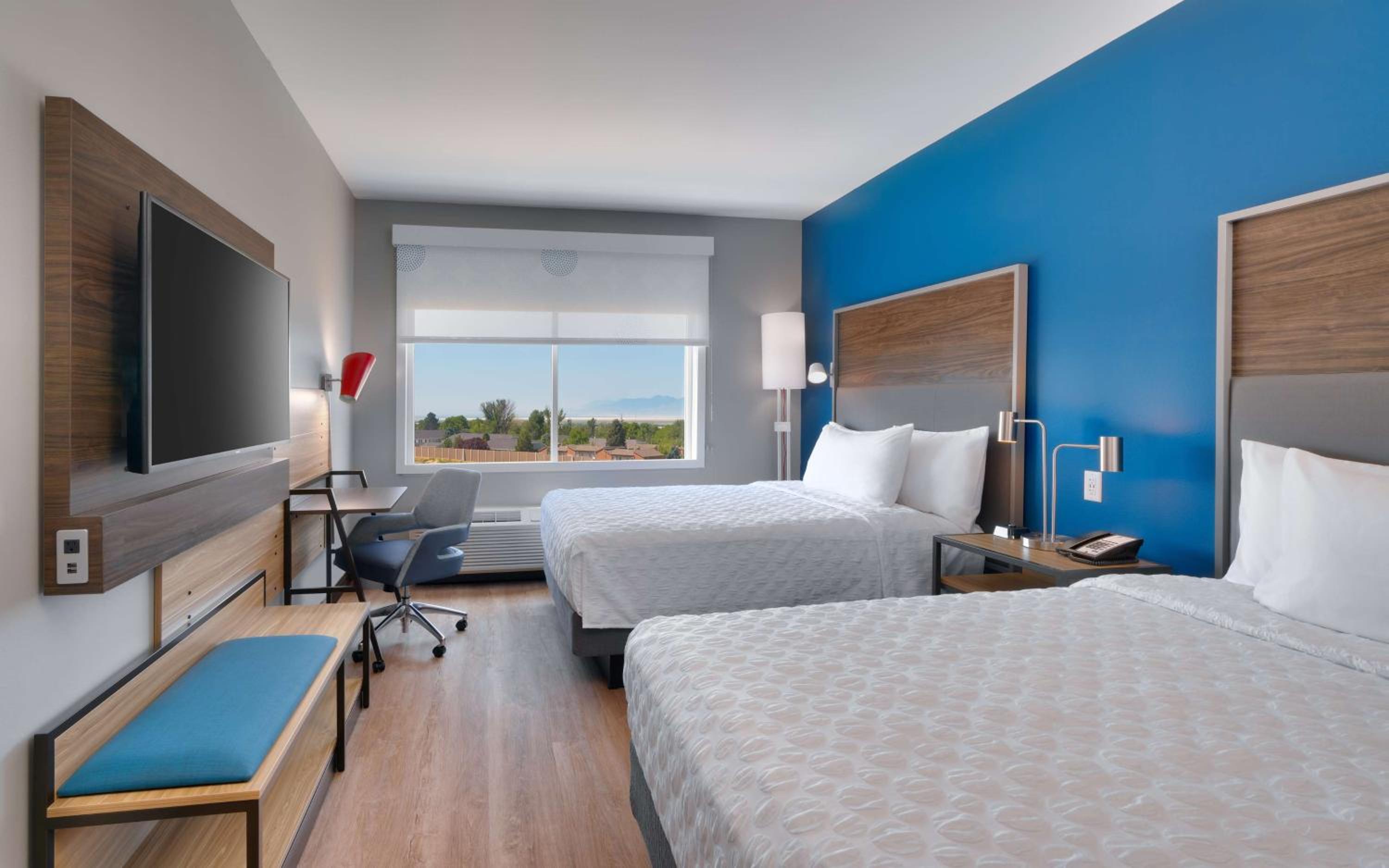 Queen Room with Two Queen Beds - Photo 3