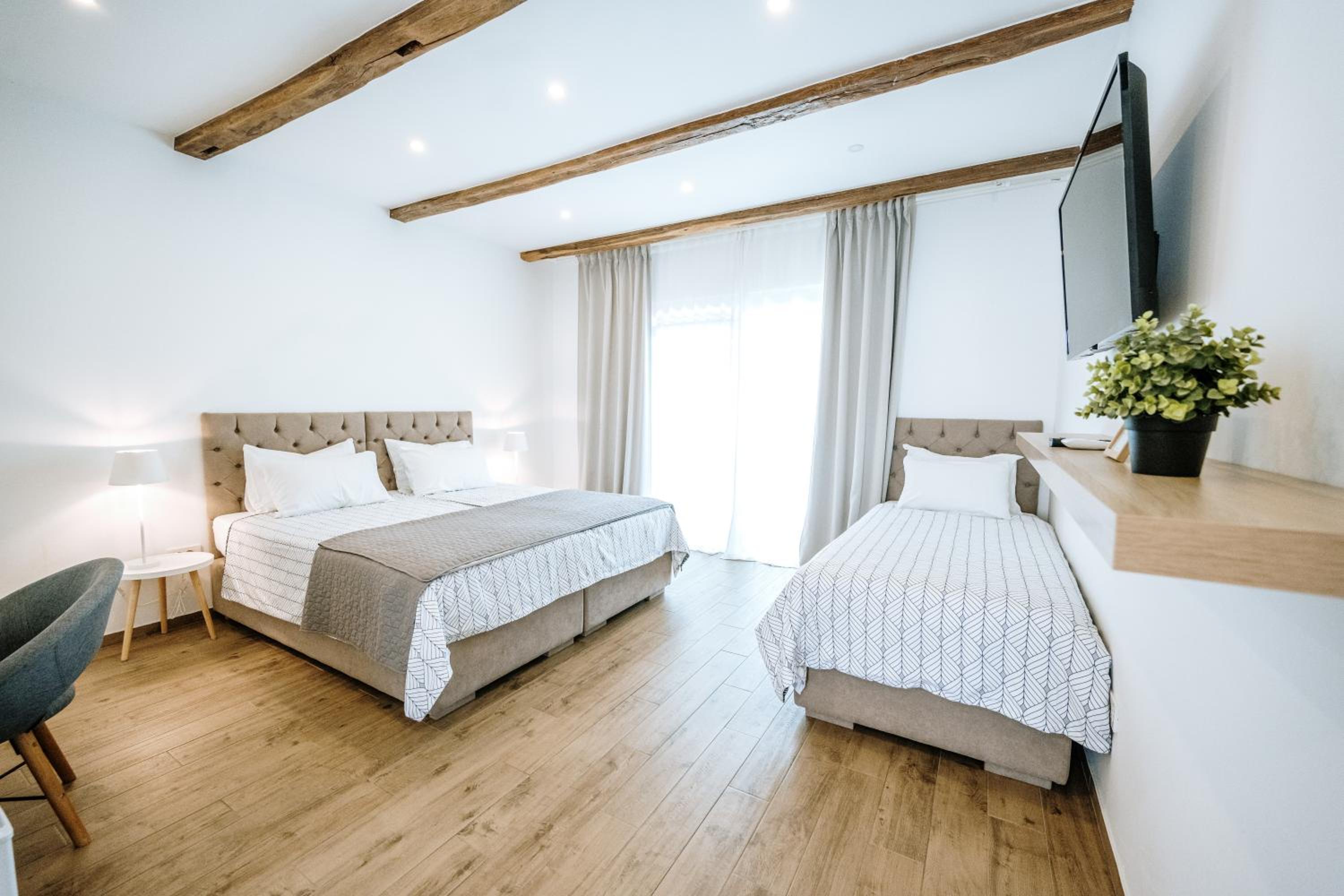 Triple Room with Pool View - Photo 1