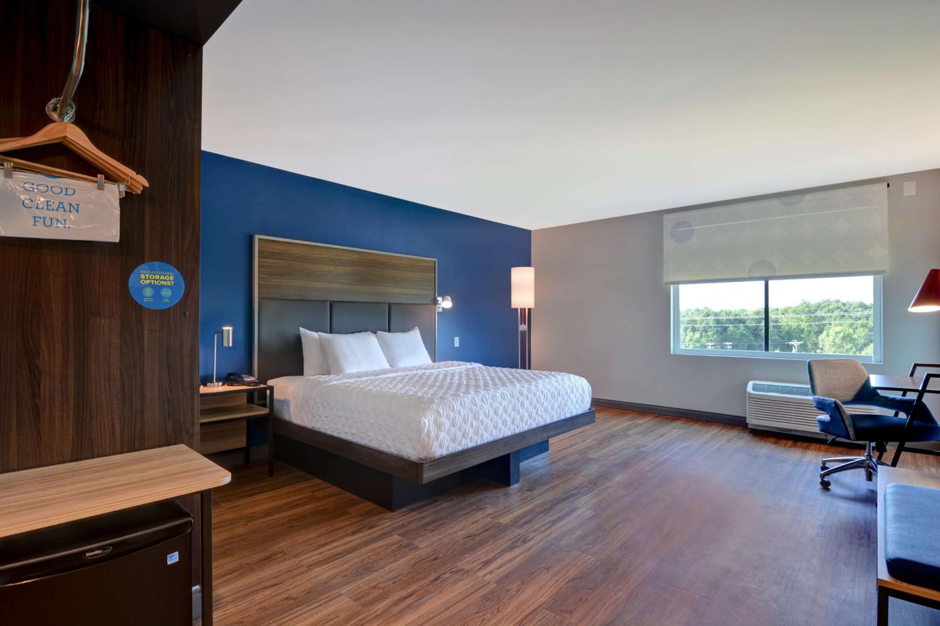 King Room with Roll-In Shower - Mobility and Hearing Access - Photo 3