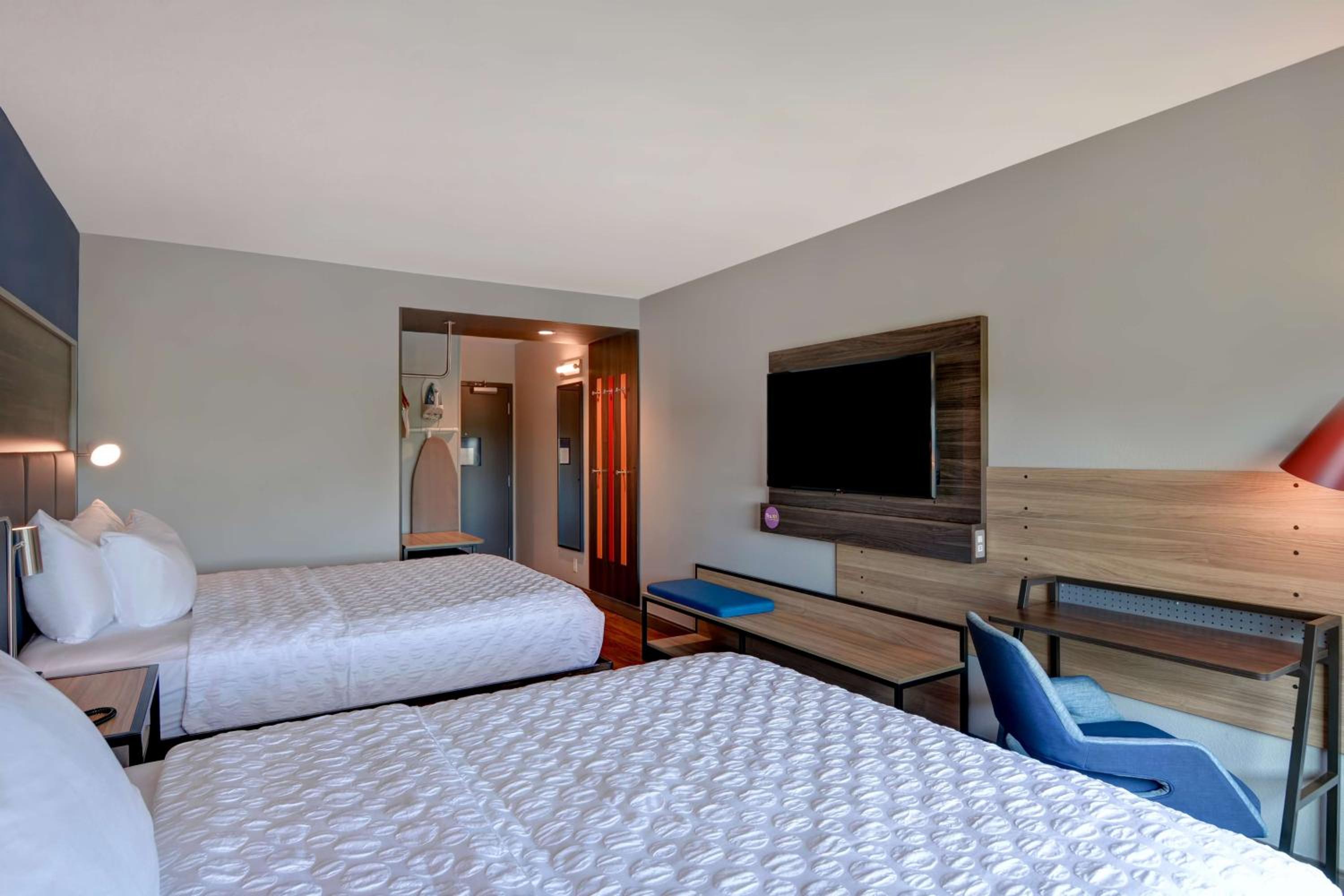Queen Room with Two Queen Beds - Photo 2