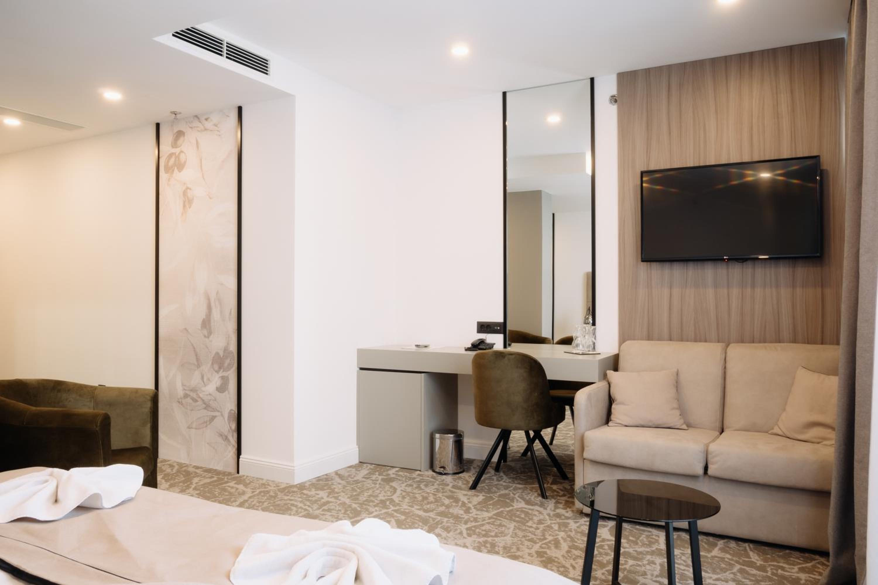 Deluxe Double or Twin Room