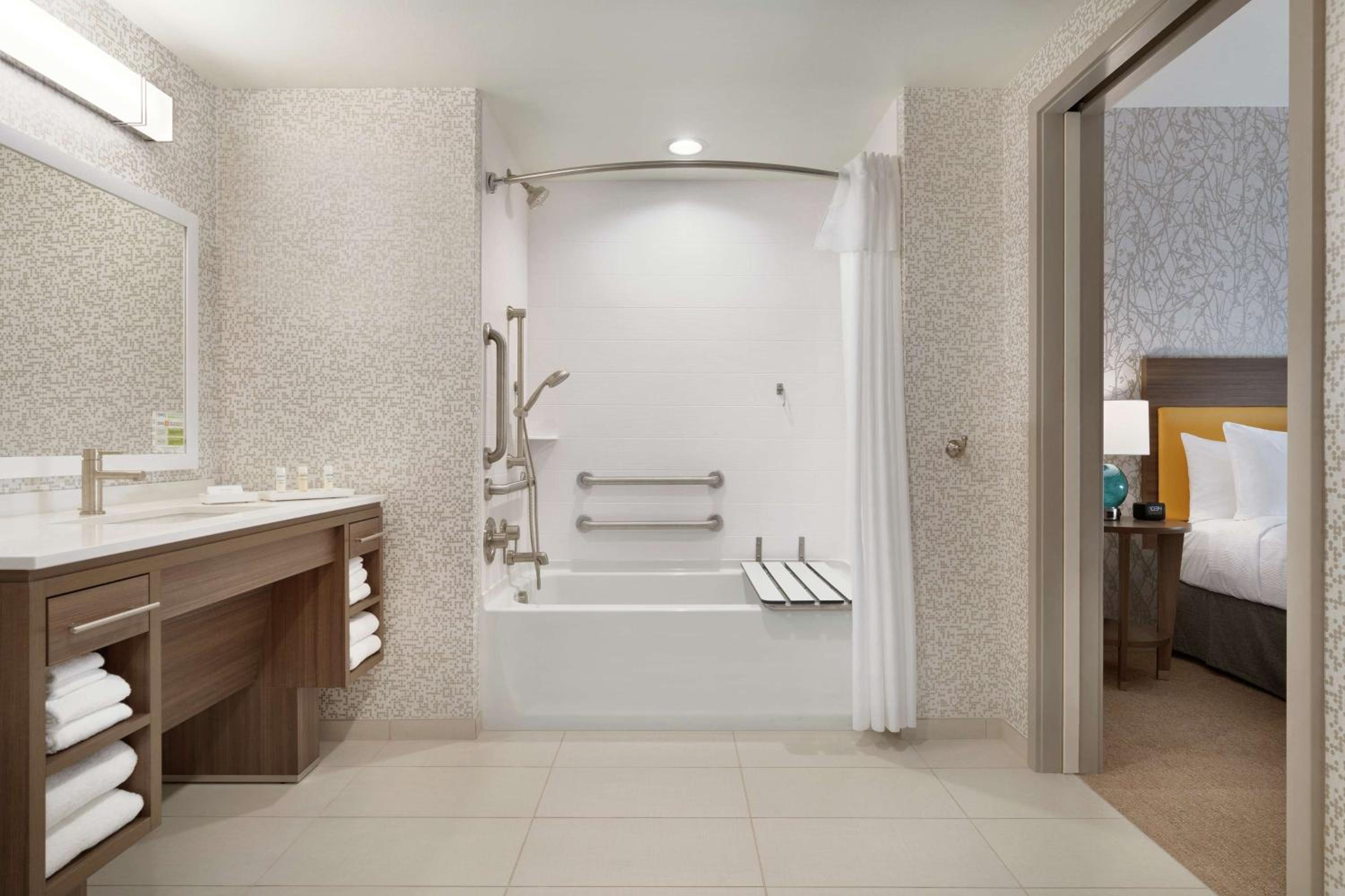 King Suite - Mobility Access/Non-Smoking - Photo 2