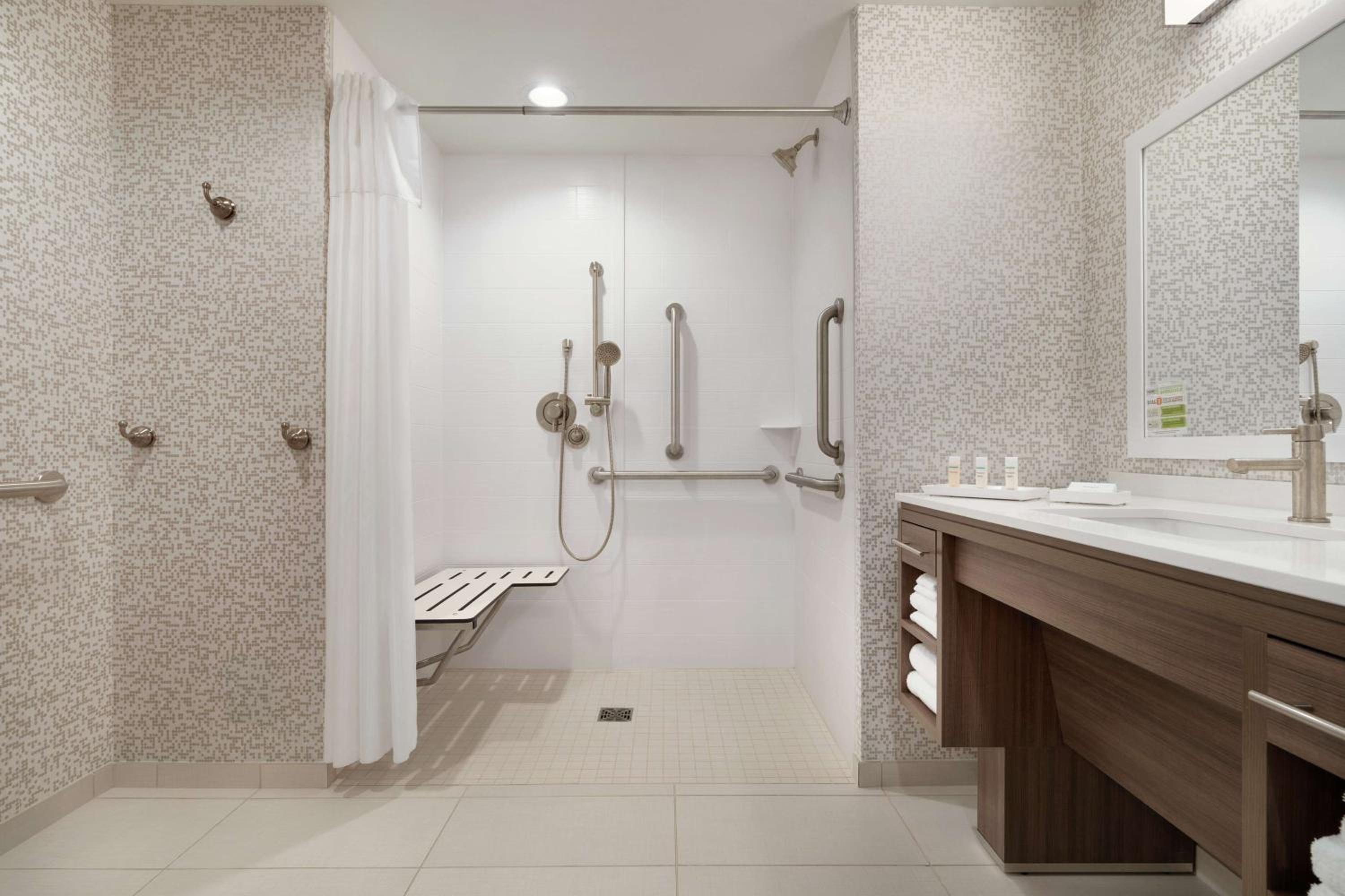 Queen Studio with Two Queen Beds and Roll-In Shower - Mobility Access/Non-Smoking - Photo 2