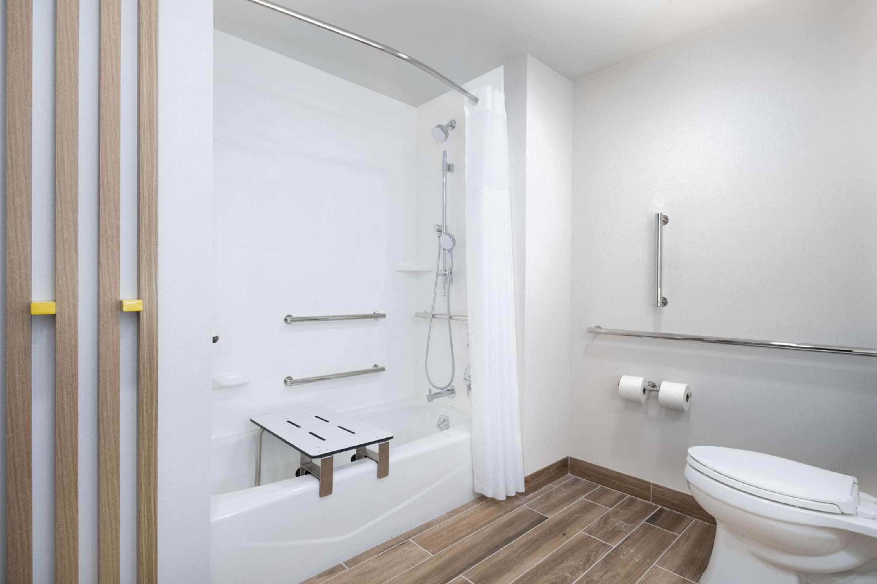 Queen Room with Bath Tub - Mobility Access/Non-Smoking - Photo 3