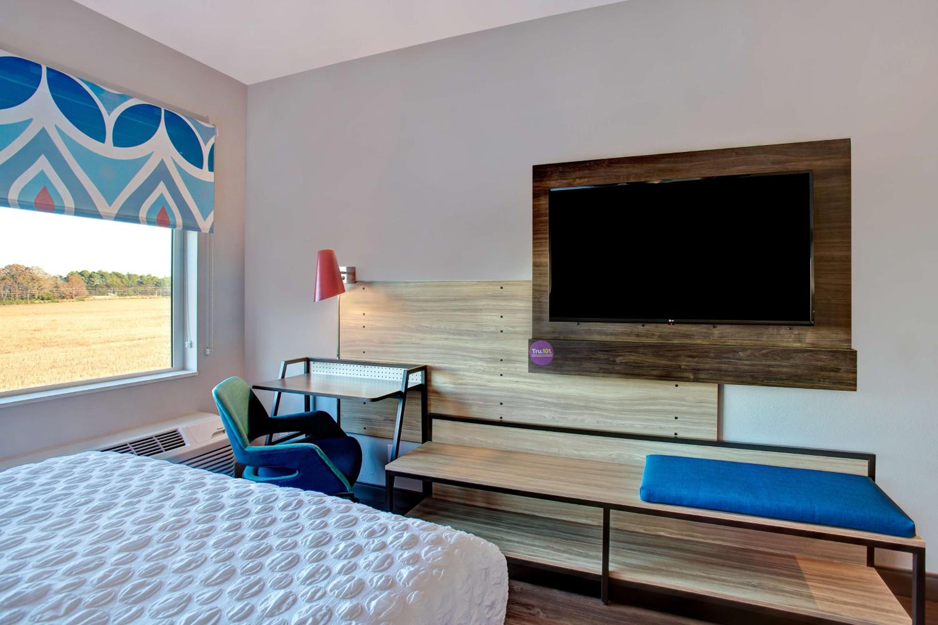 Queen Room with Two Queen Beds - Photo 3