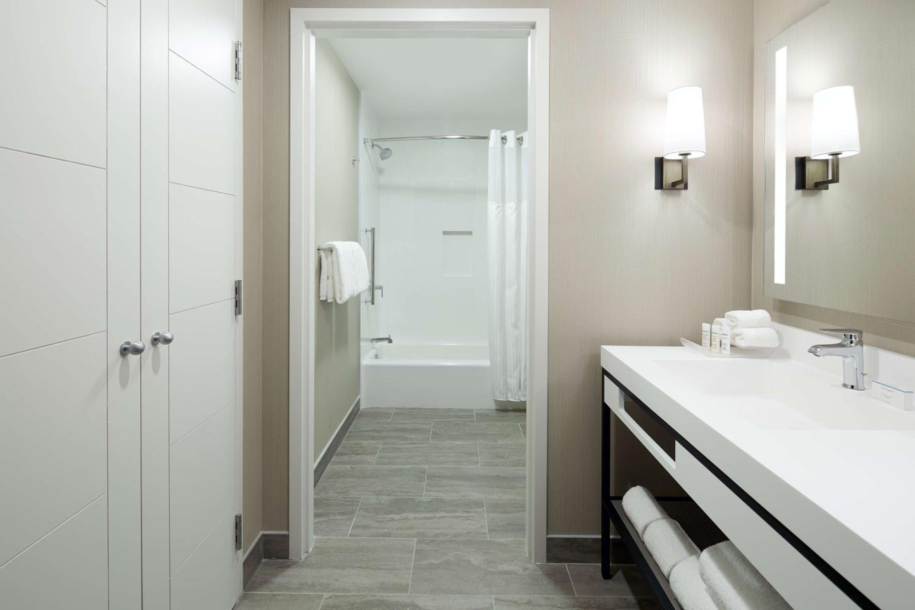 King Suite - Mobility Access/Non-Smoking - Photo 4