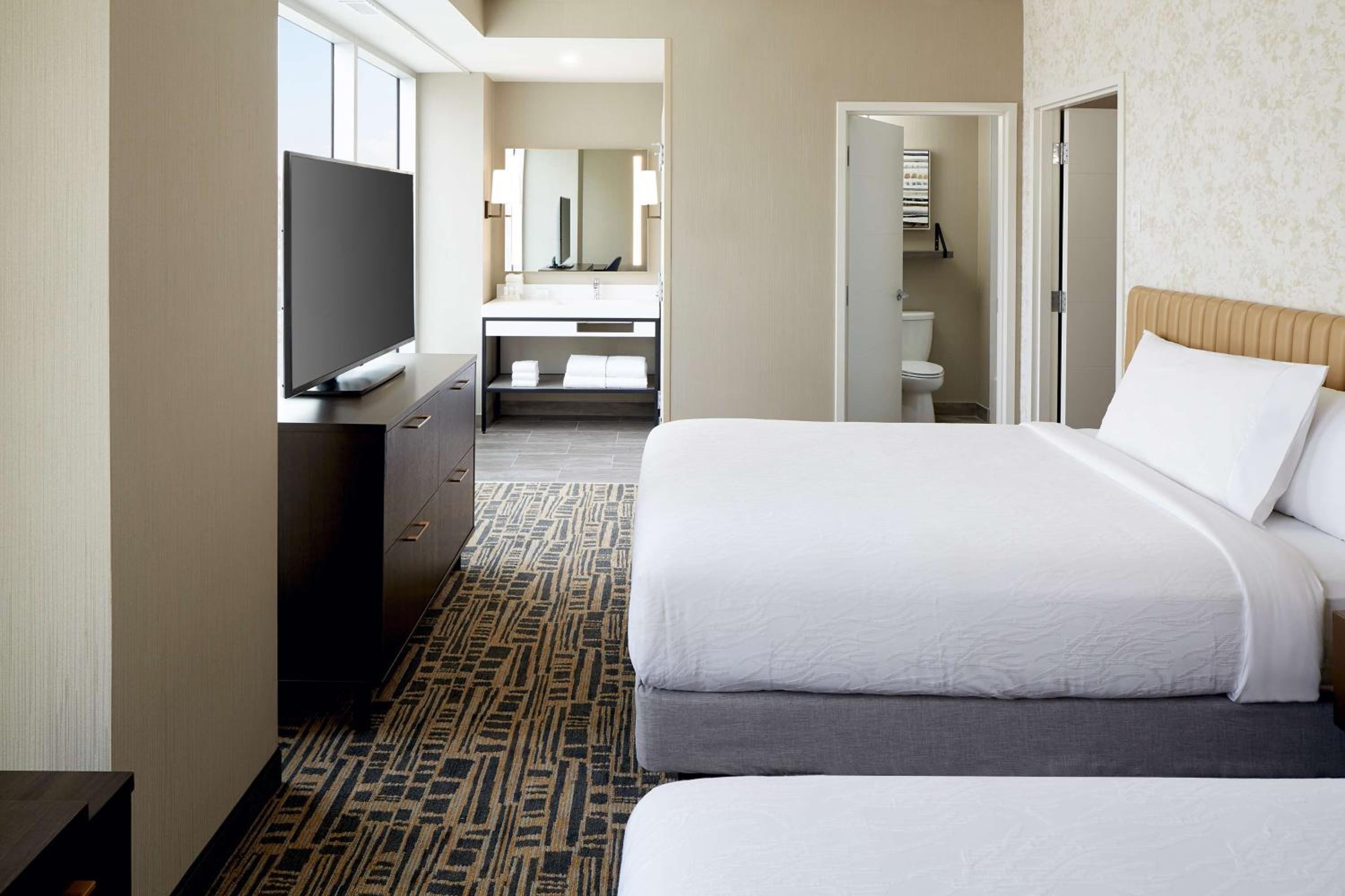 One-Bedroom Queen Suite with Two Queen Beds - Non-Smoking - Photo 5