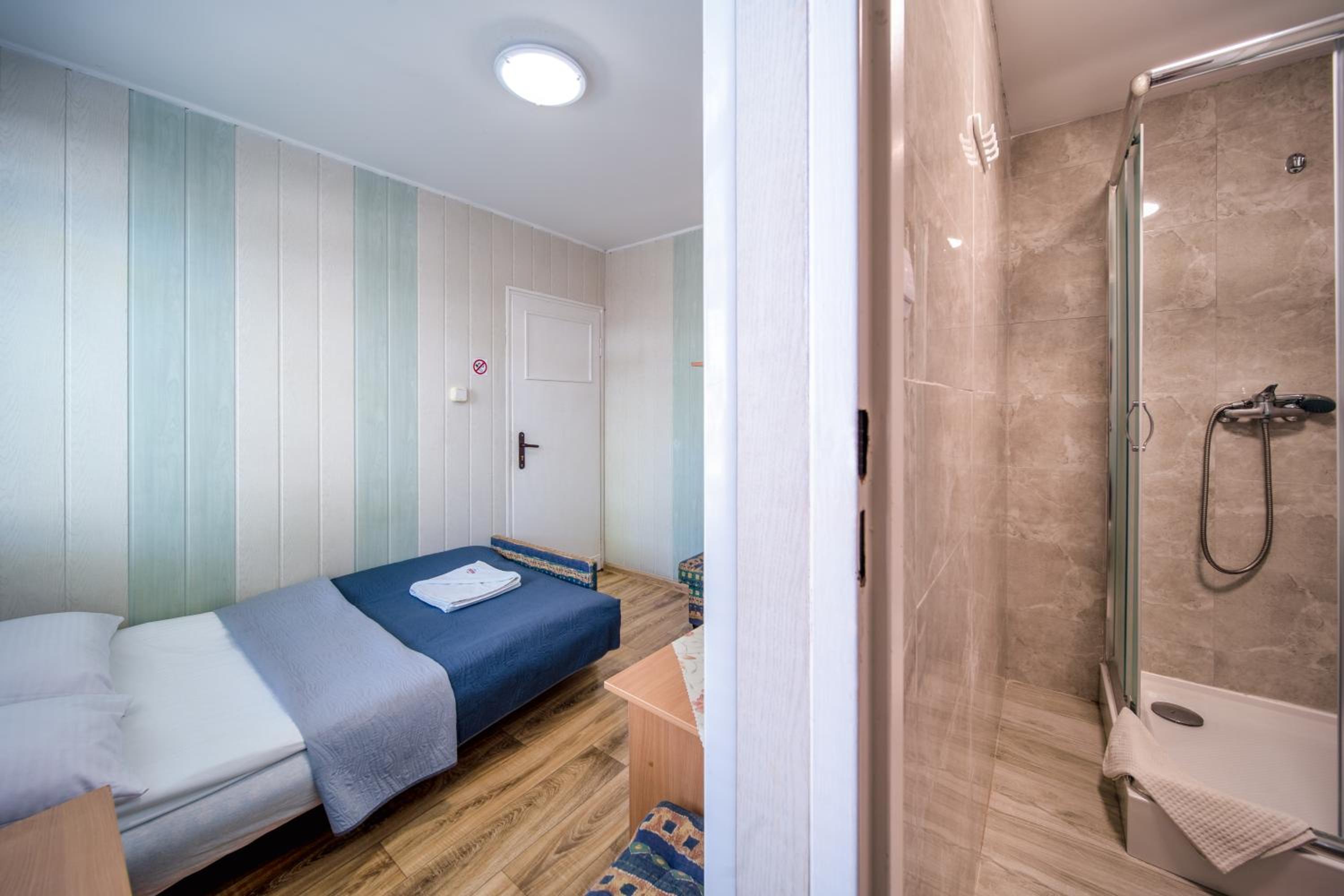 Single Room with Private Bathroom photo 1