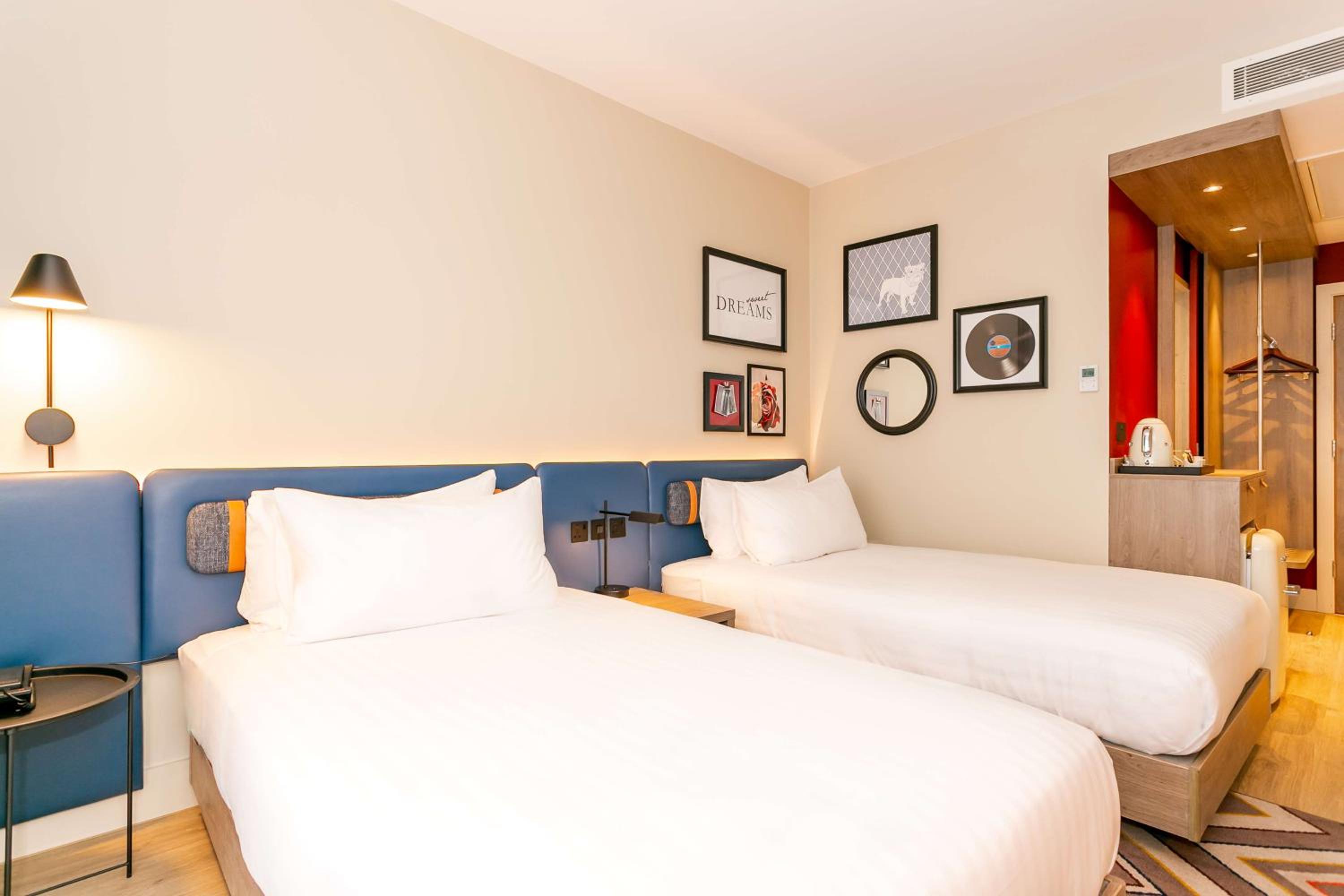 Twin Room - Photo 1