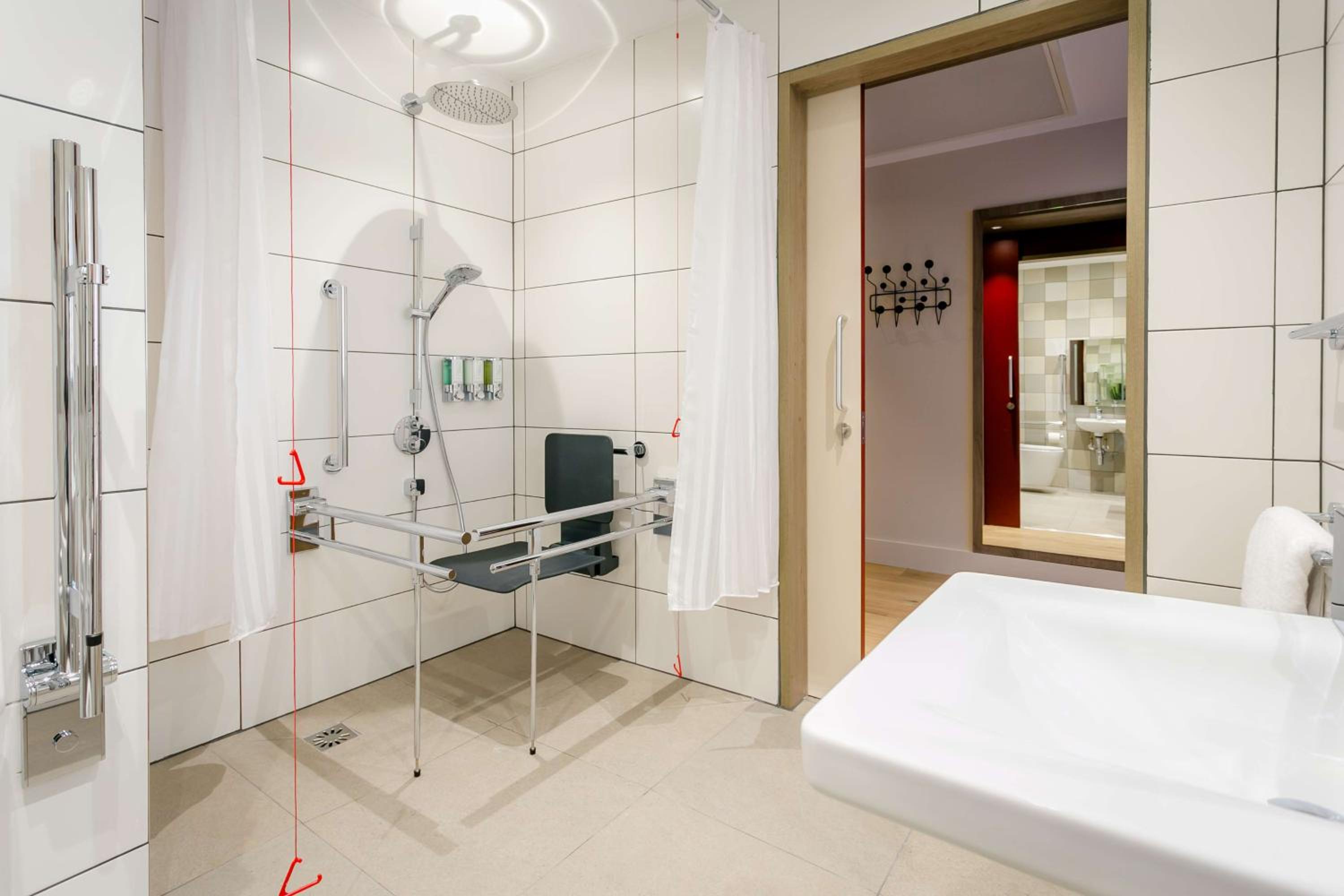 Queen Room - Accessible - Photo 4