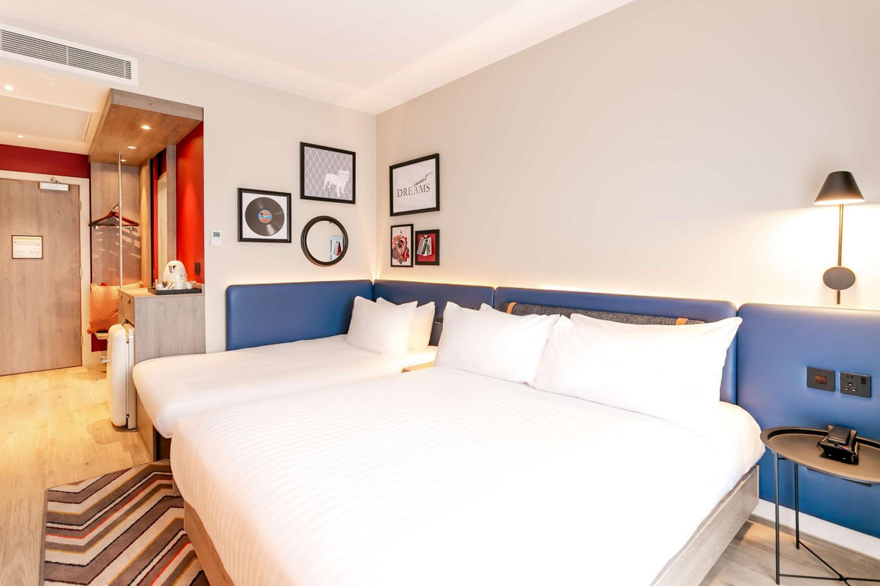 Queen Room with Sofa Bed - Photo 2
