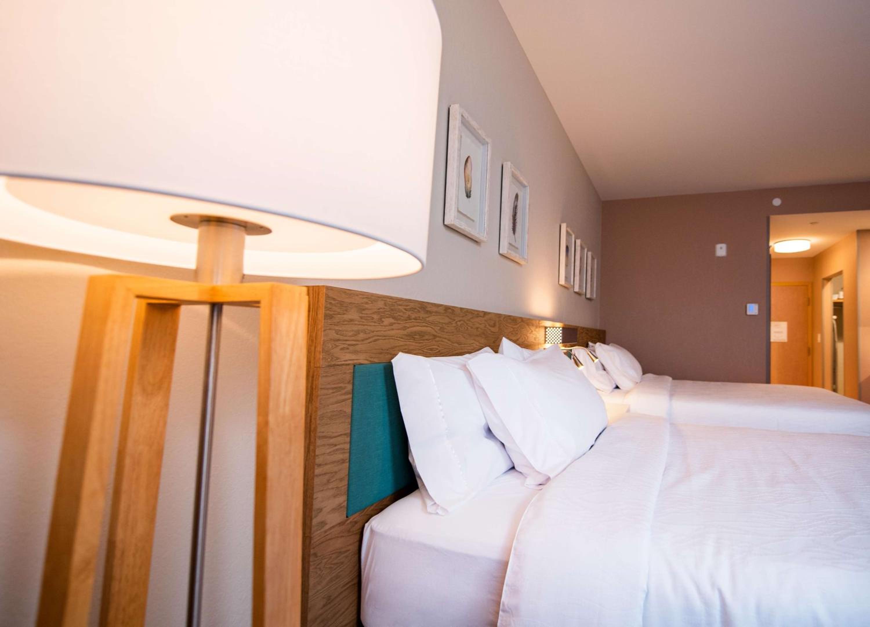 Queen Room with Two Queen Beds - Photo 4