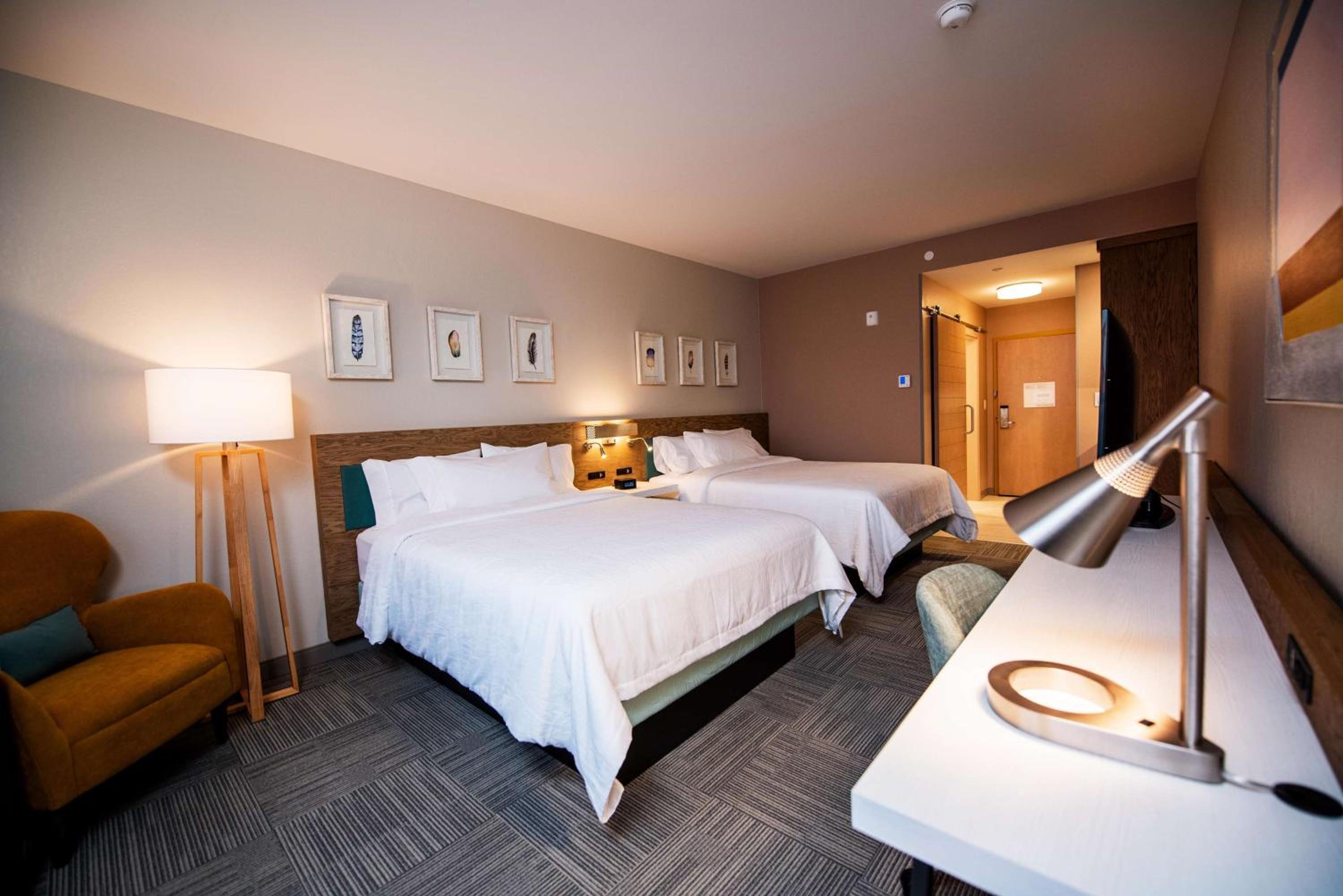 Queen Room with Two Queen Beds - Photo 3