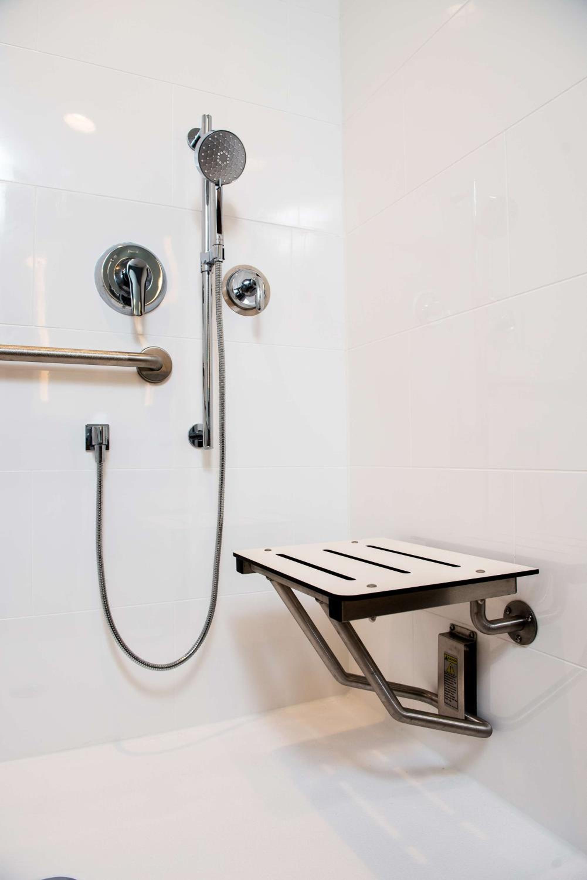 King Room with Roll-In Shower - Mobility Access - Photo 10