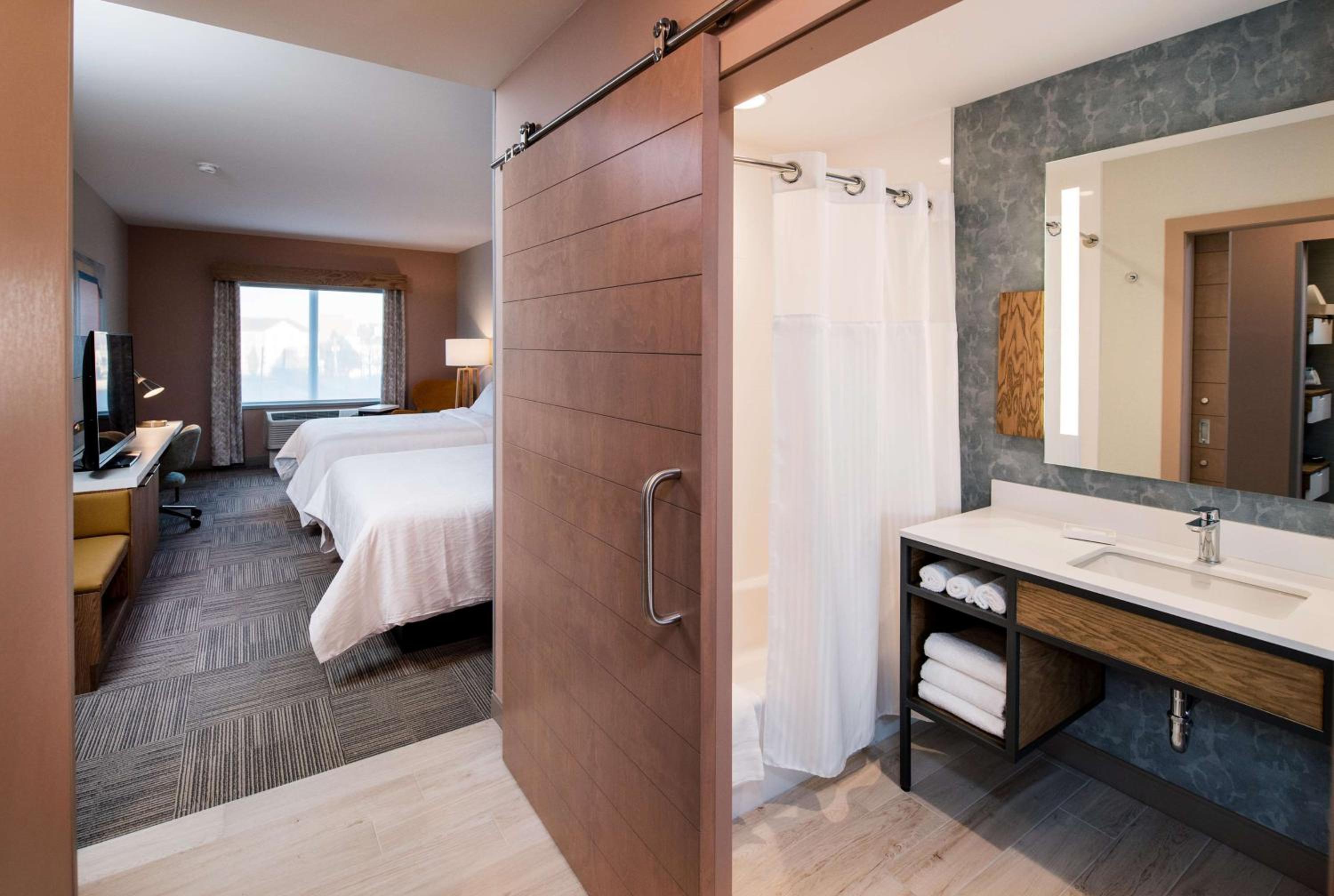 Queen Room with Two Queen Beds - Photo 9