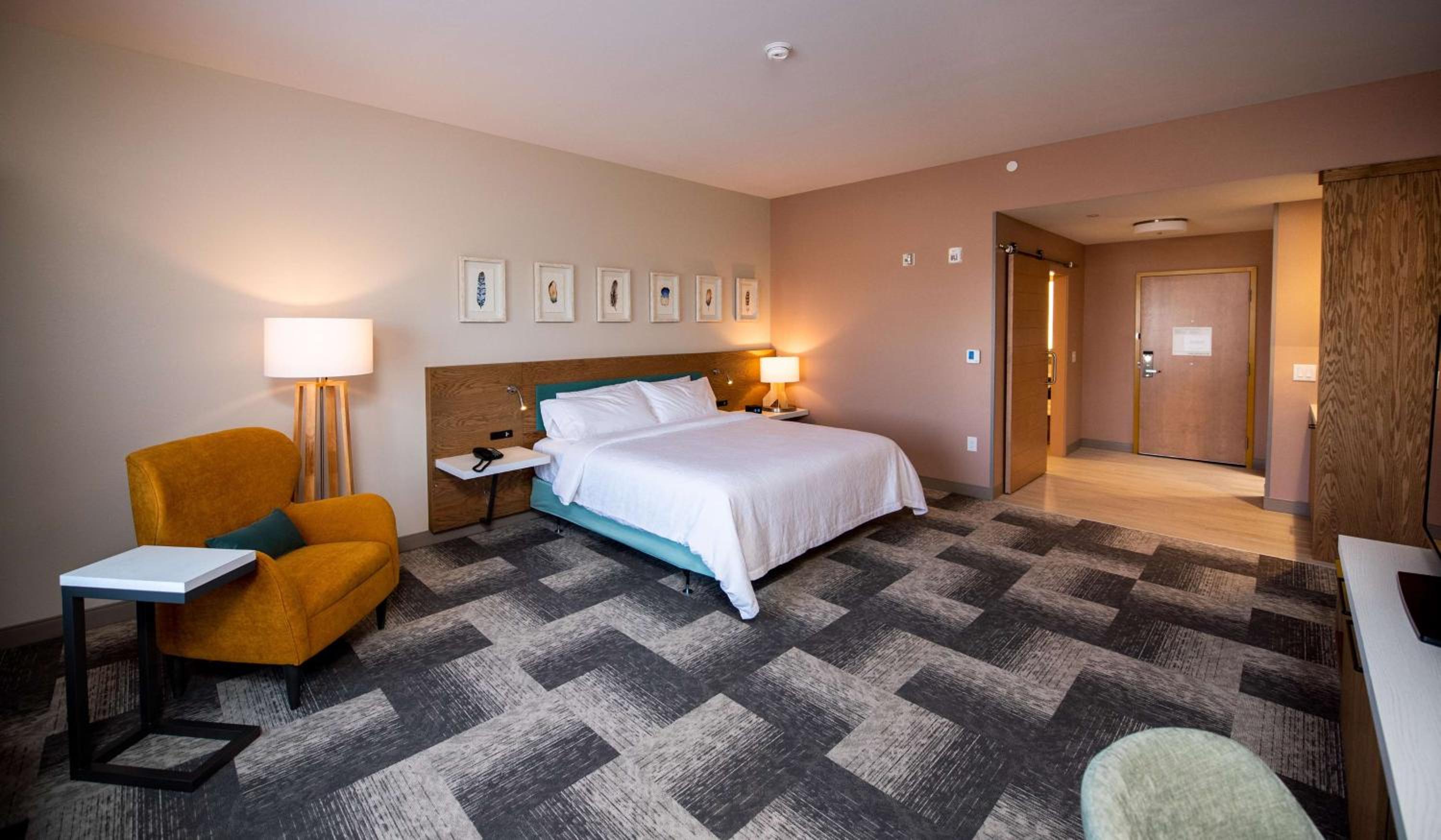 King Room with Roll-In Shower - Mobility Access - Photo 1