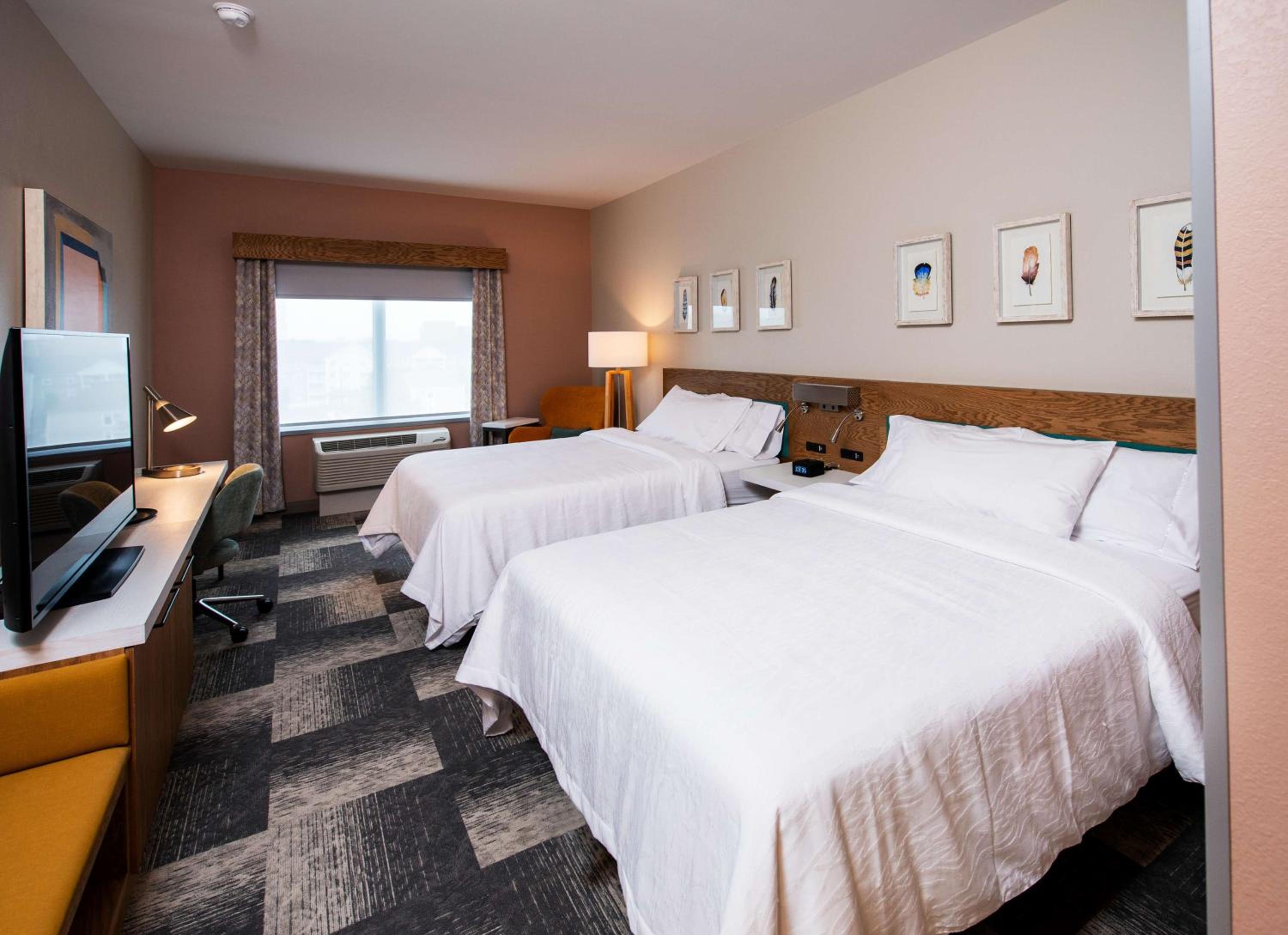 Queen Room with Two Queen Beds - Photo 5