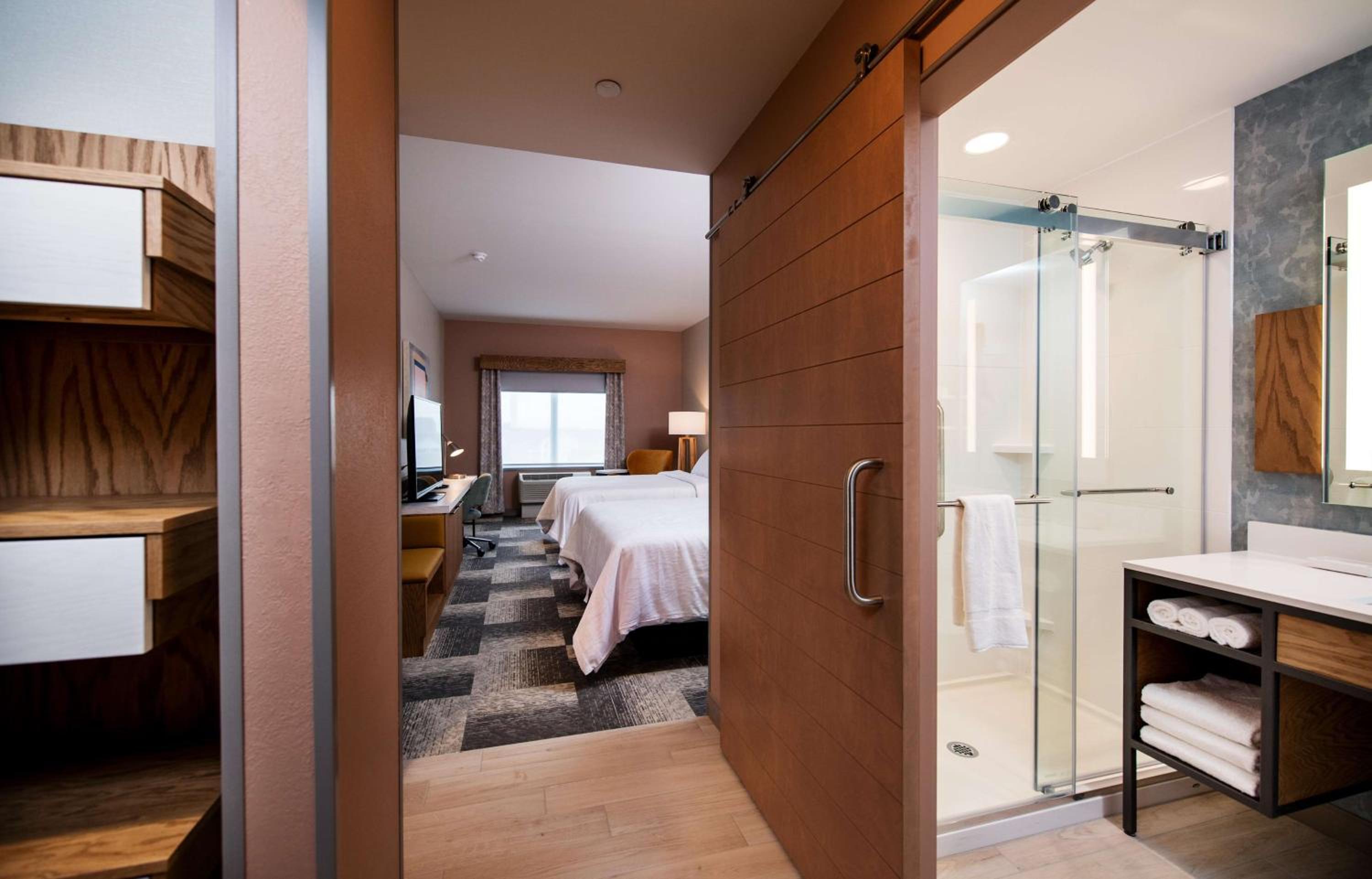 Queen Room with Two Queen Beds - Photo 7