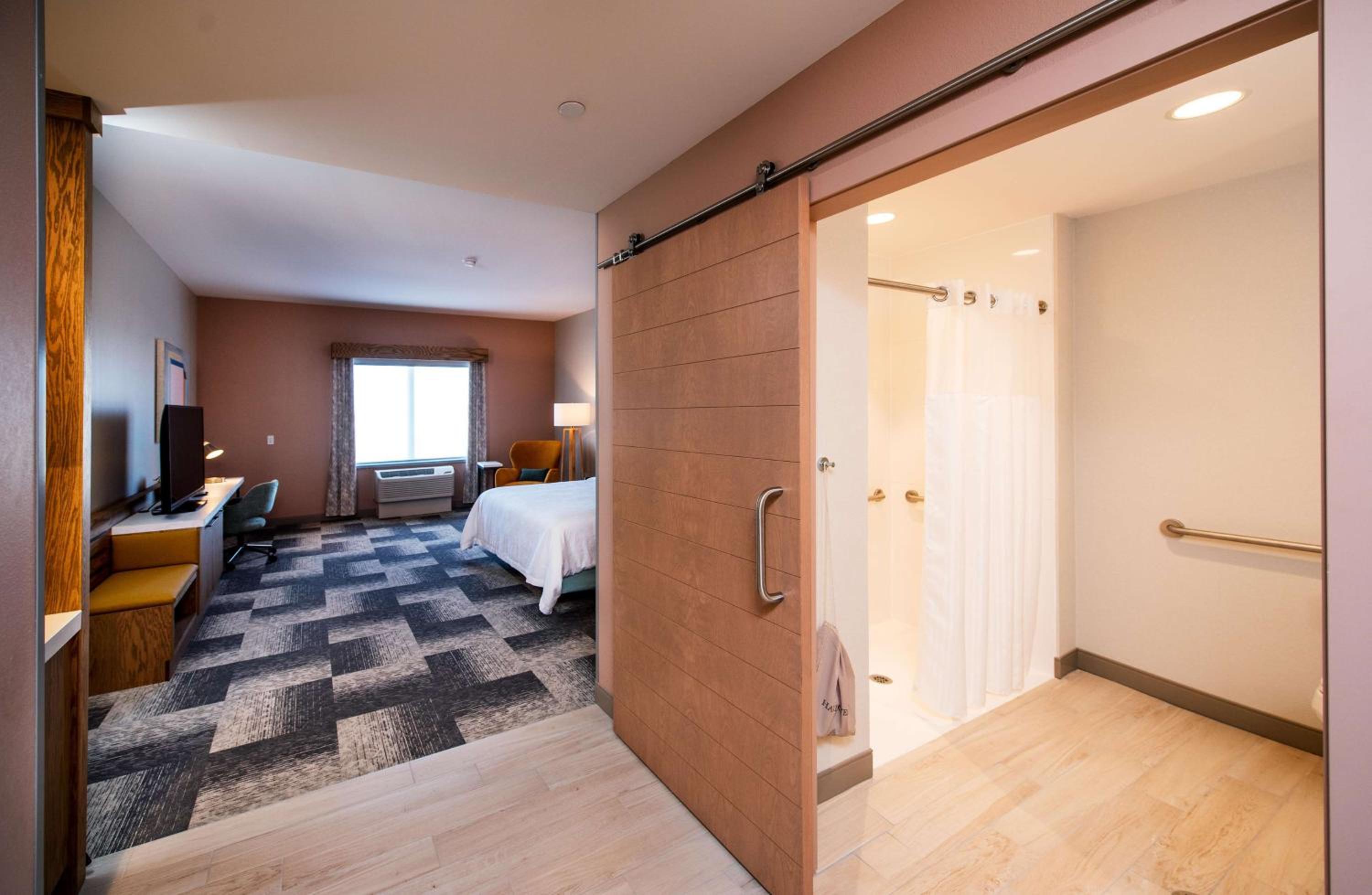 King Room with Roll-In Shower - Mobility Access - Photo 6