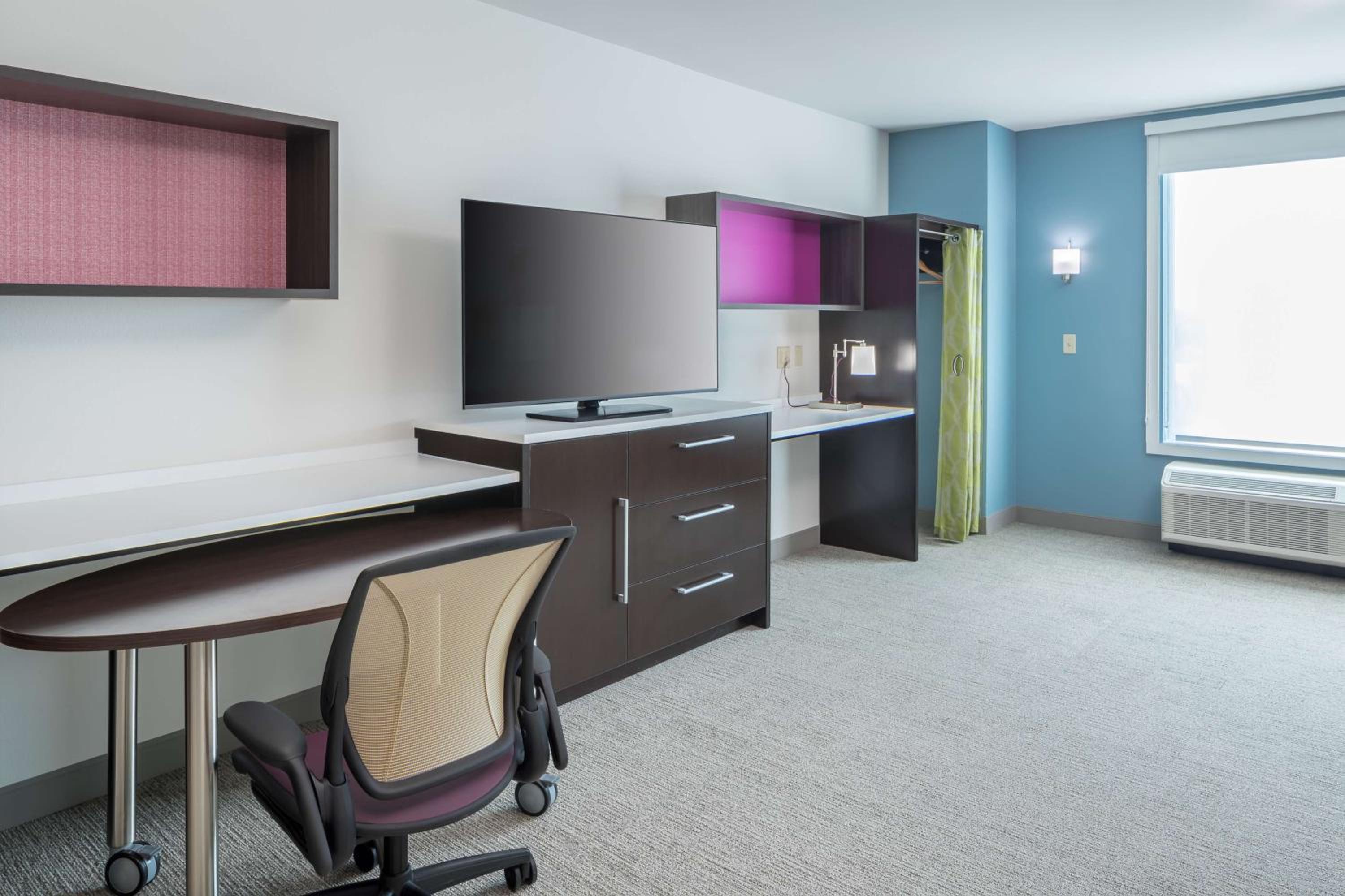 One-Bedroom Queen Suite - Non-Smoking - Photo 4