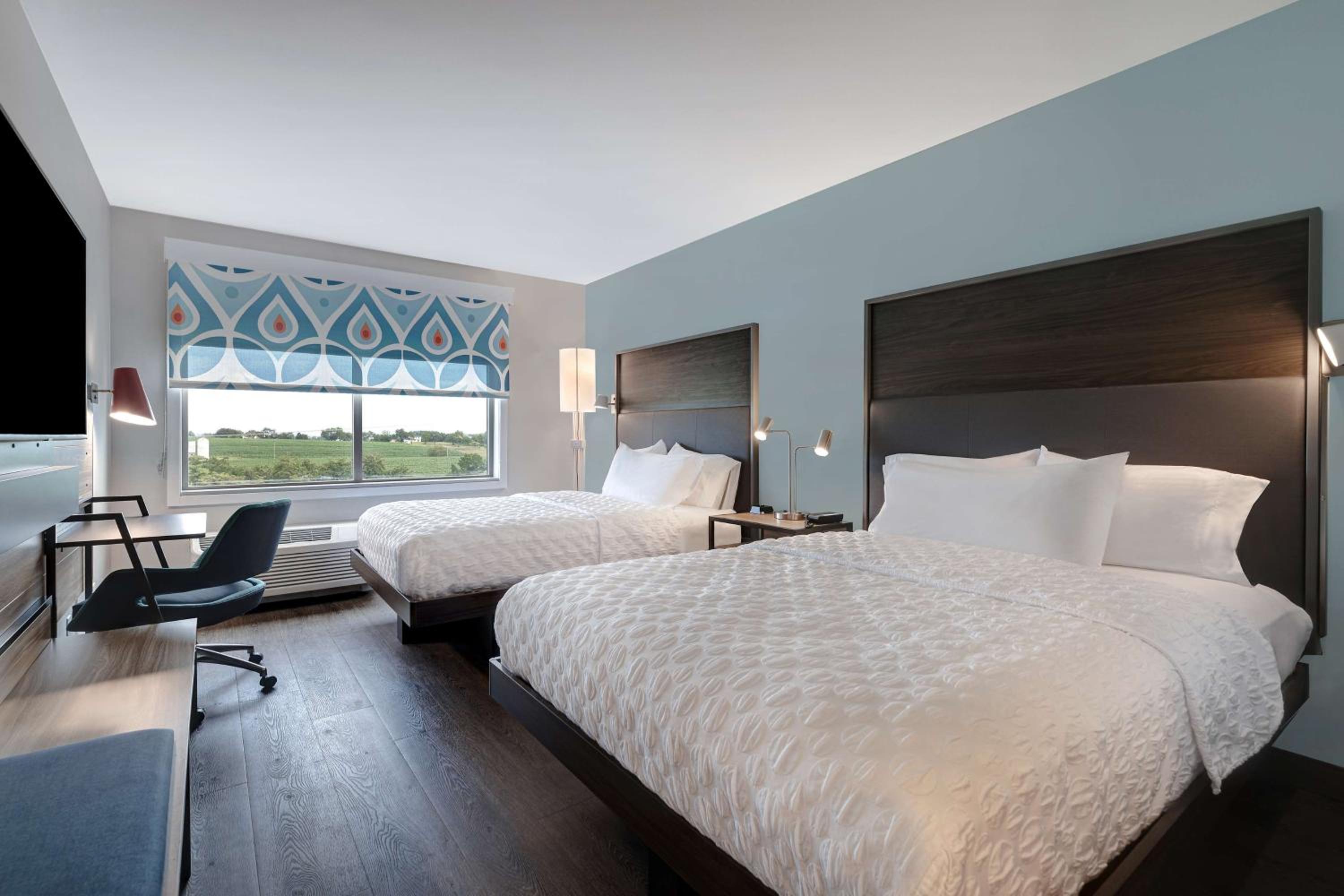 Queen Room with Two Queen Beds - Photo 3