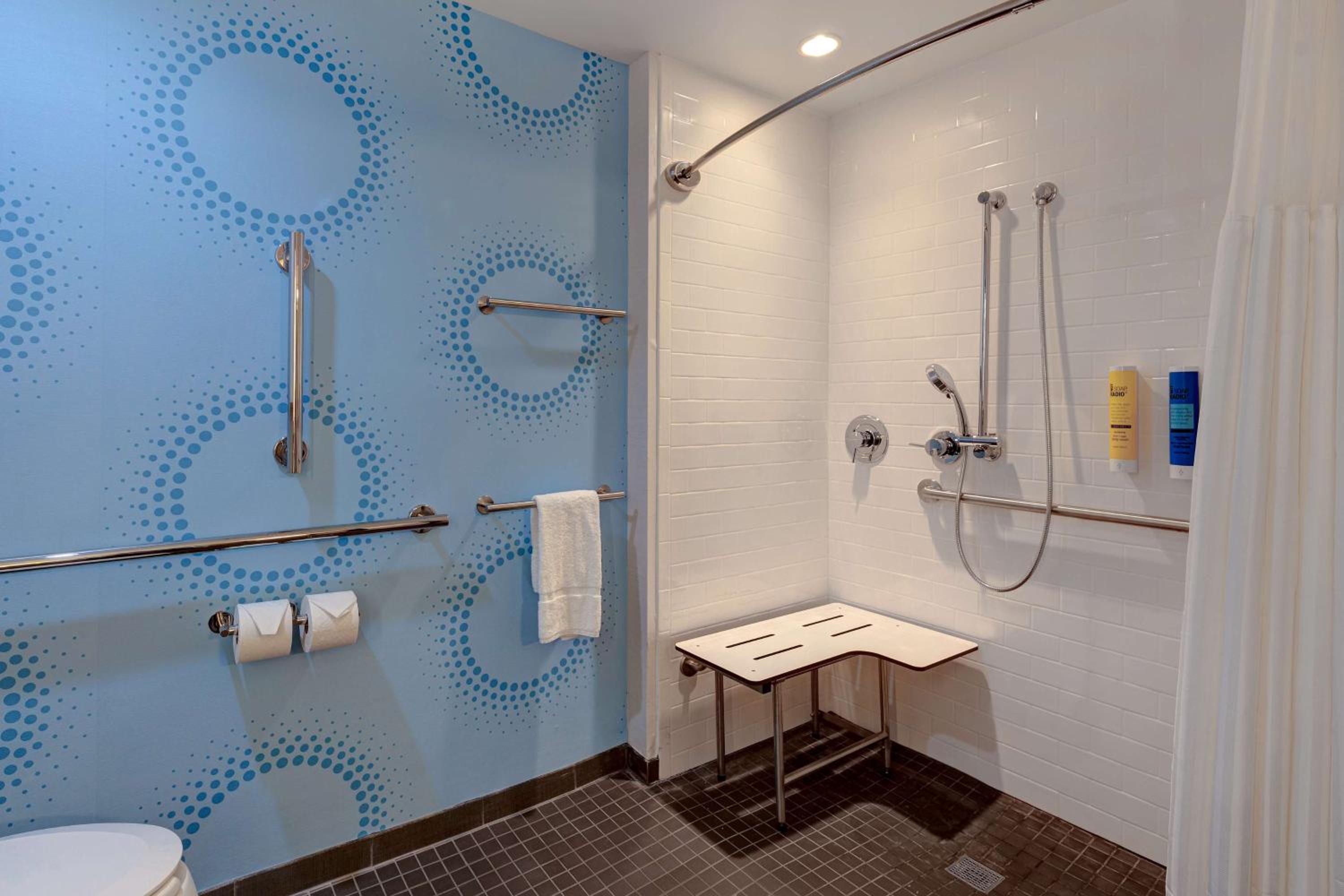 King Room with Roll-In Shower - Mobility and Hearing Access - Photo 2