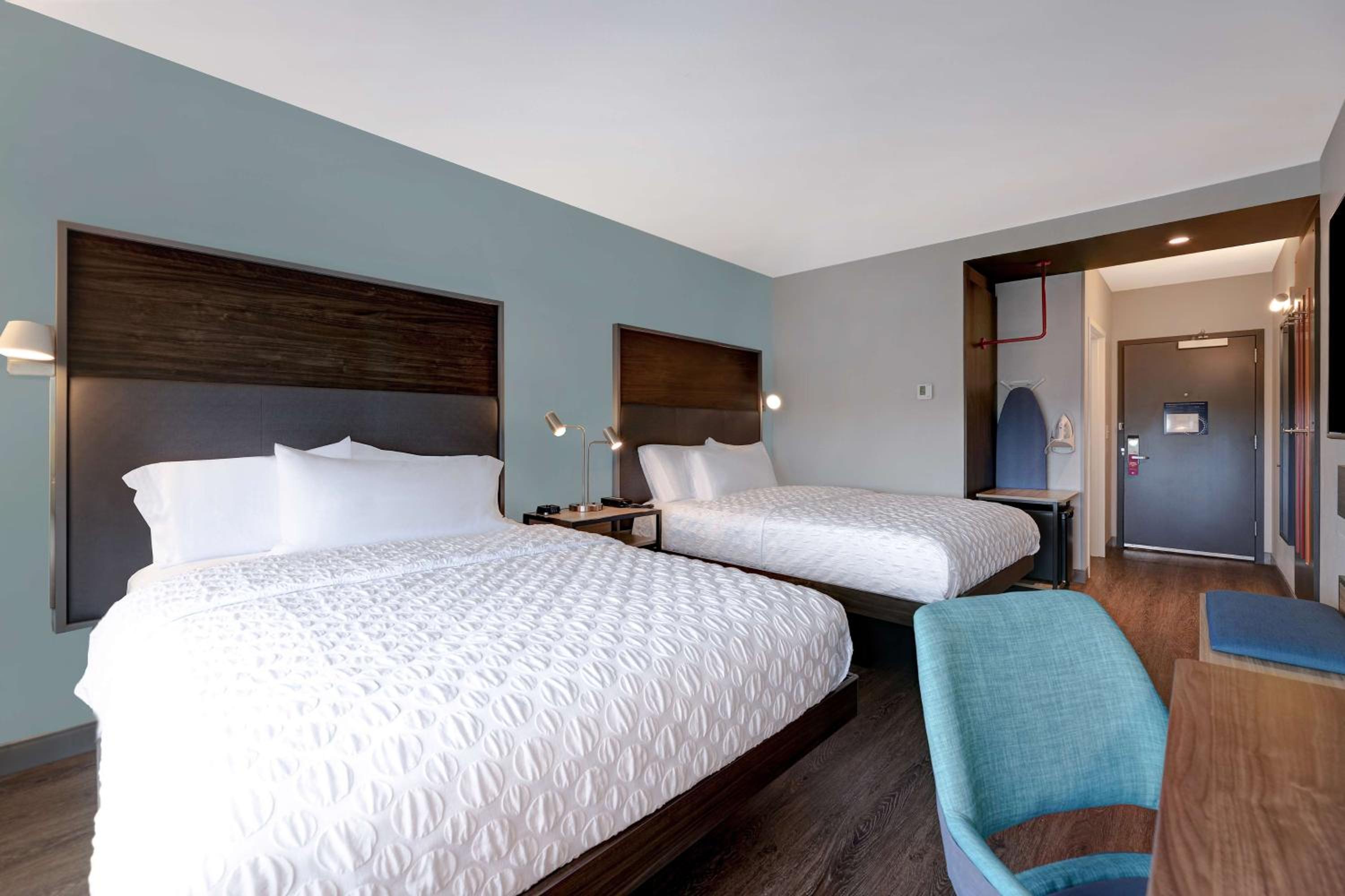 Queen Room with Two Queen Beds - Photo 4