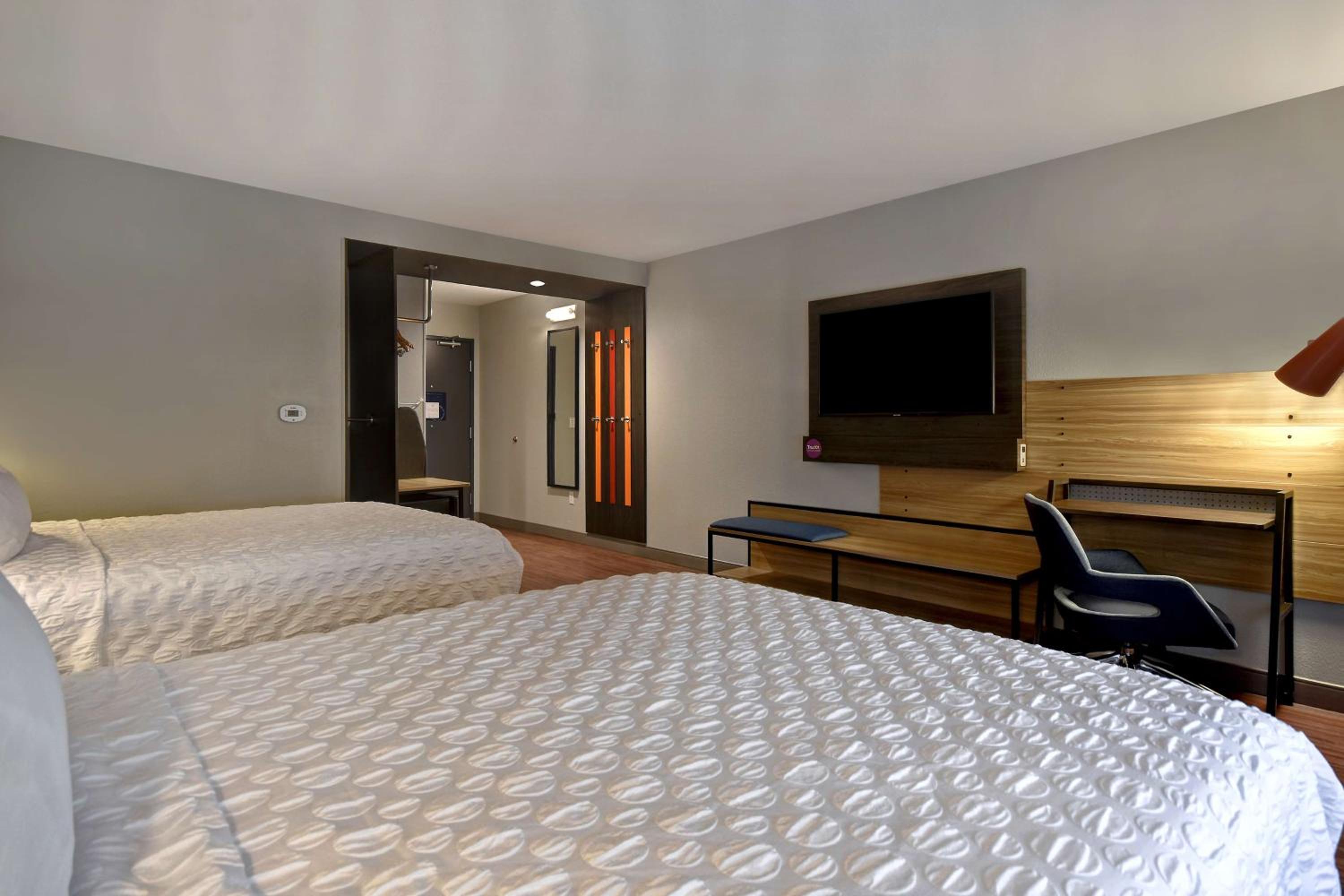 Queen Room with Two Queen Beds - Mobility Access - Photo 5