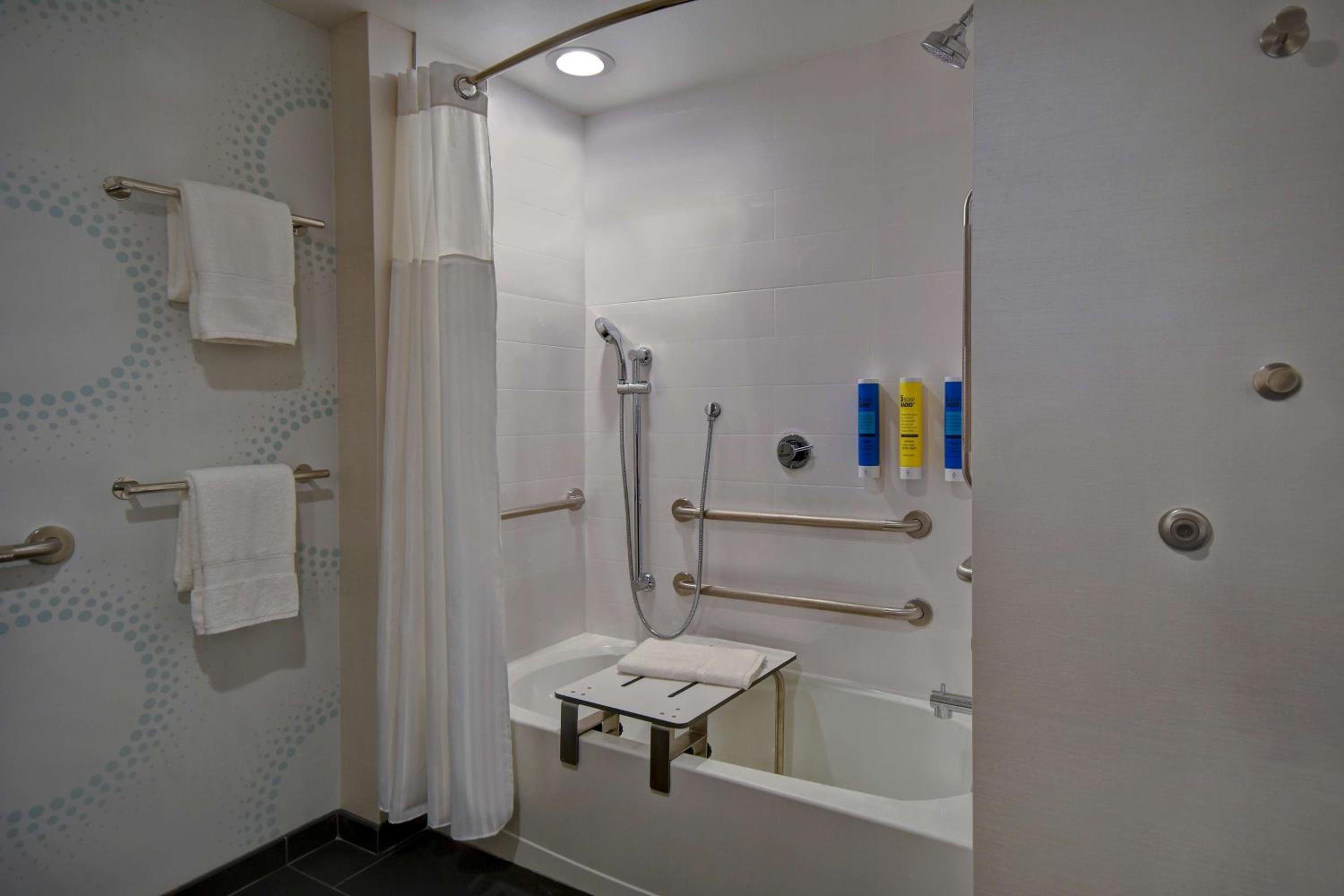 King Room with Bath Tub - Mobility Access - Photo 4